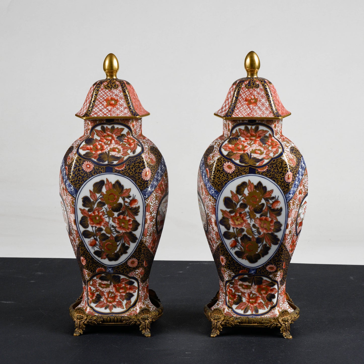 Coppia vasi potiche  ceramica cinese con base metallo 1990