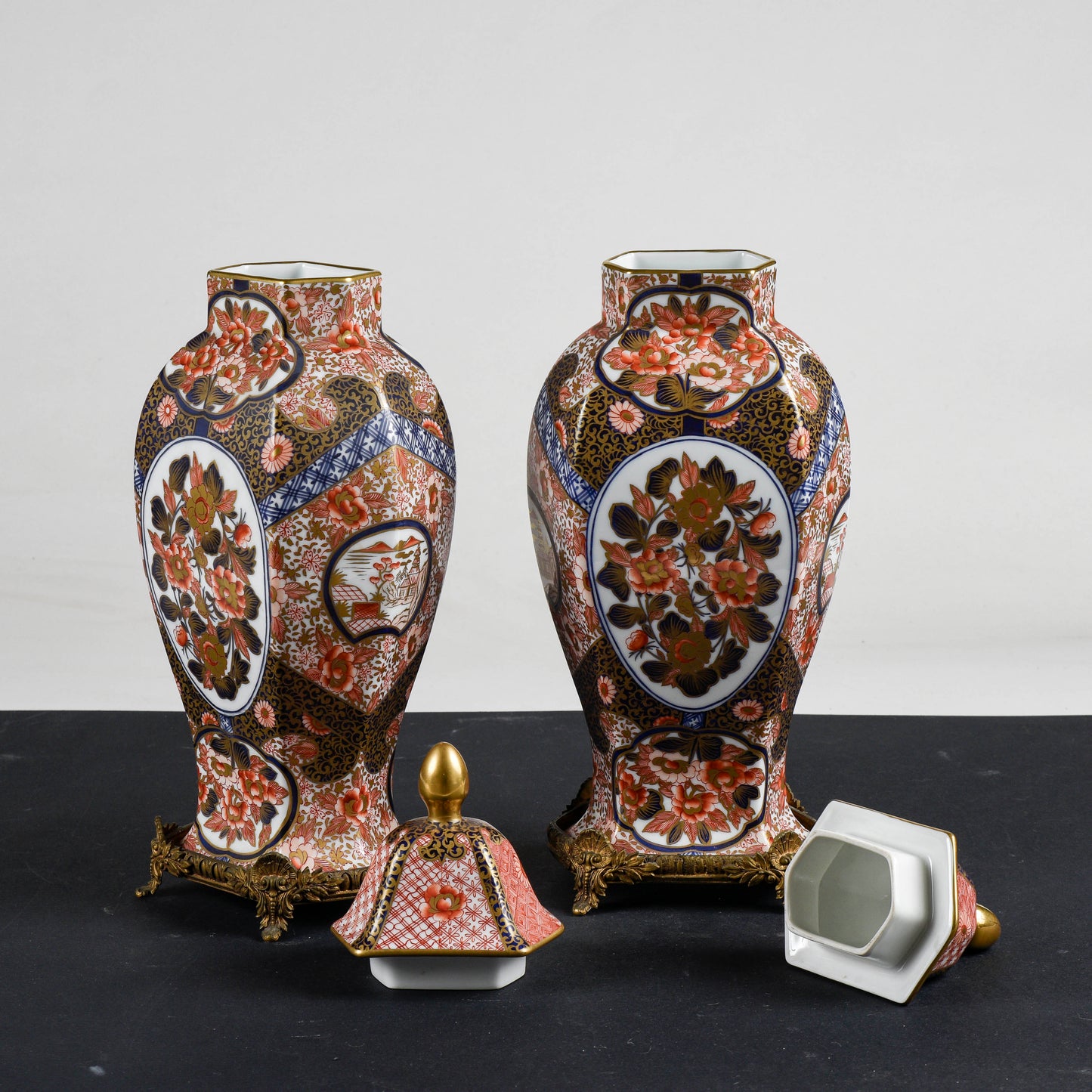 Coppia vasi potiche  ceramica cinese con base metallo 1990