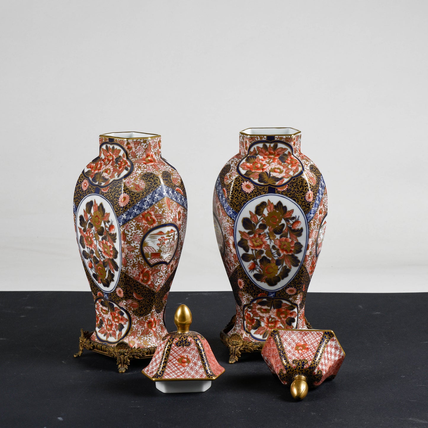 Coppia vasi potiche  ceramica cinese con base metallo 1990