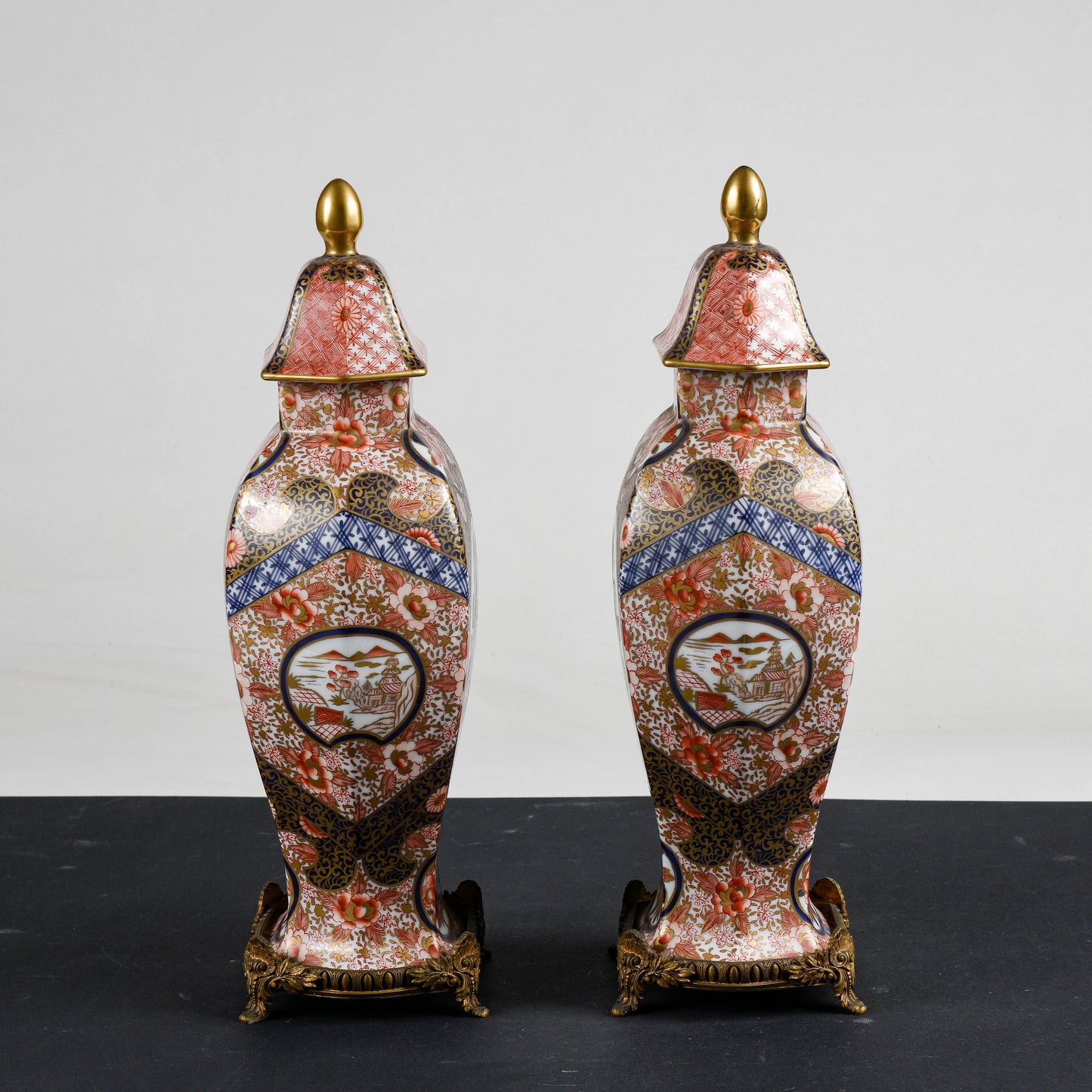 Coppia vasi potiche  ceramica cinese con base metallo 1990