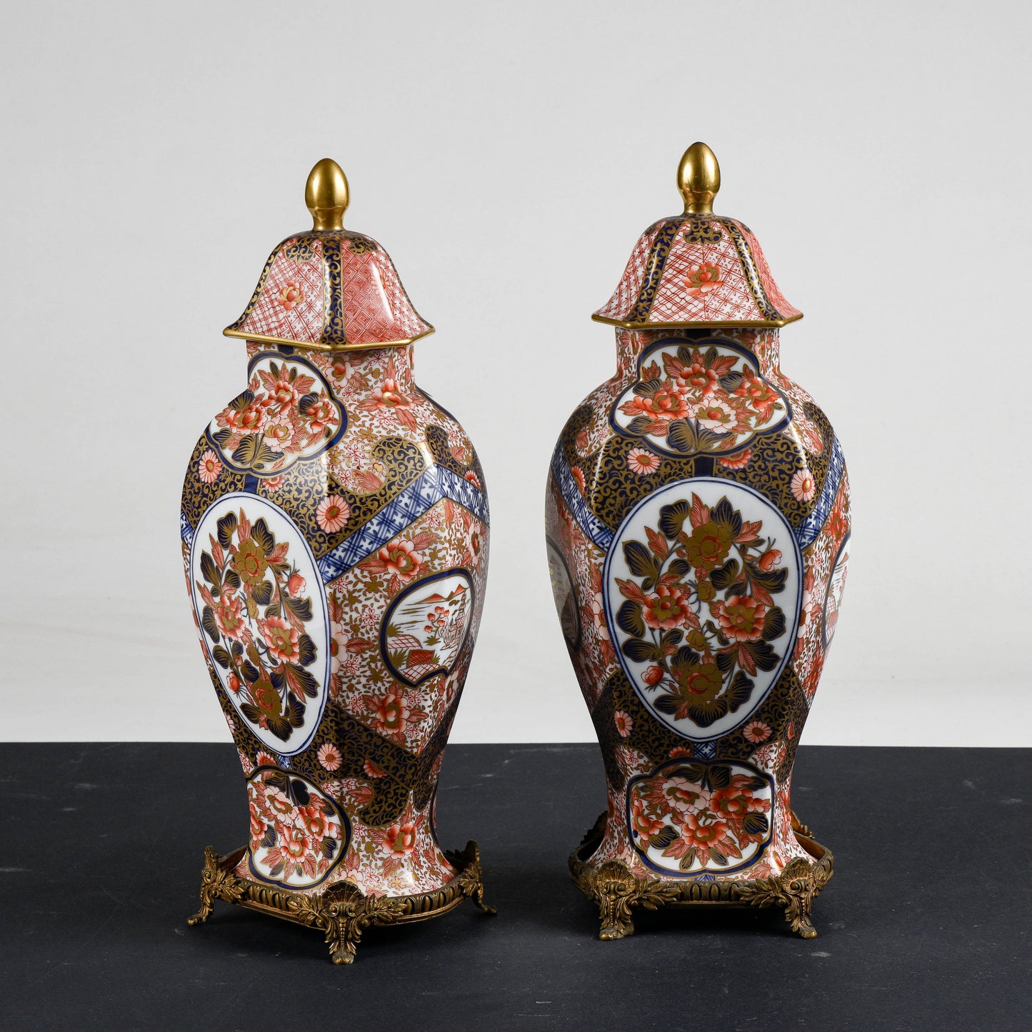 Coppia vasi potiche  ceramica cinese con base metallo 1990