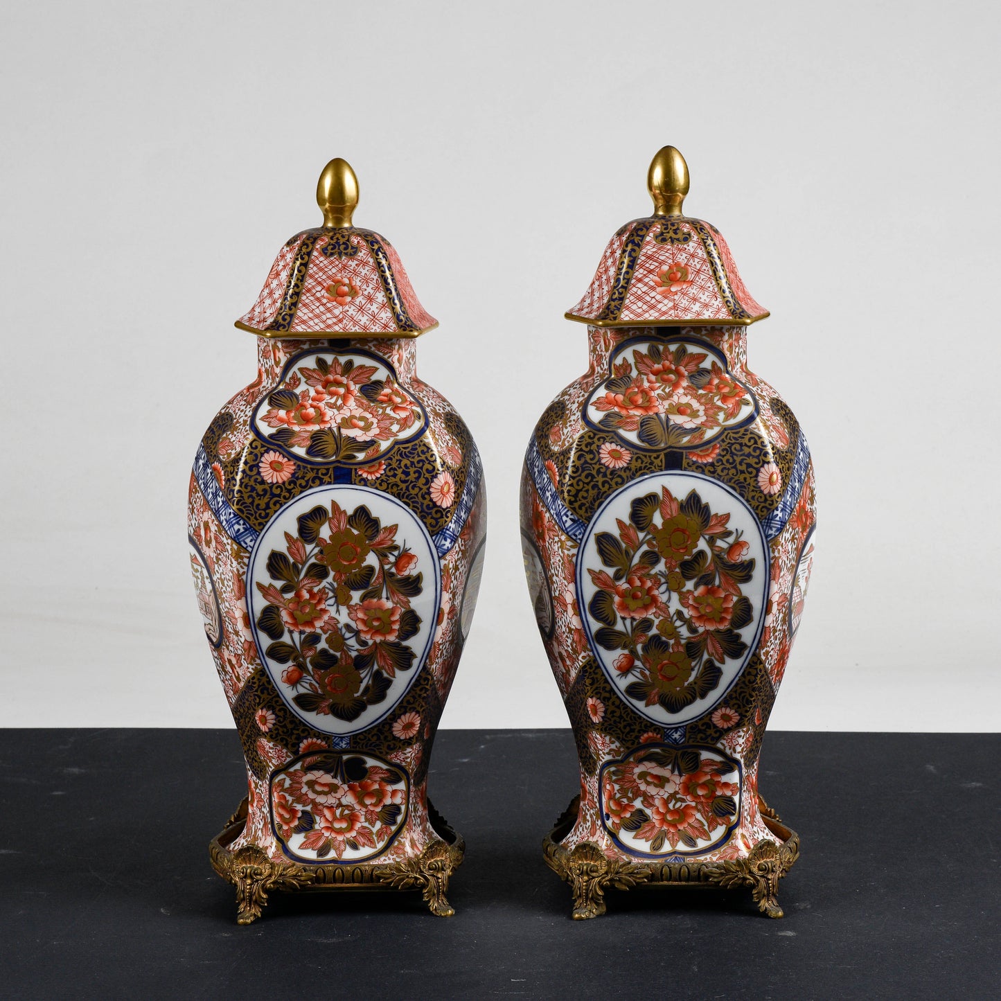 Coppia vasi potiche  ceramica cinese con base metallo 1990