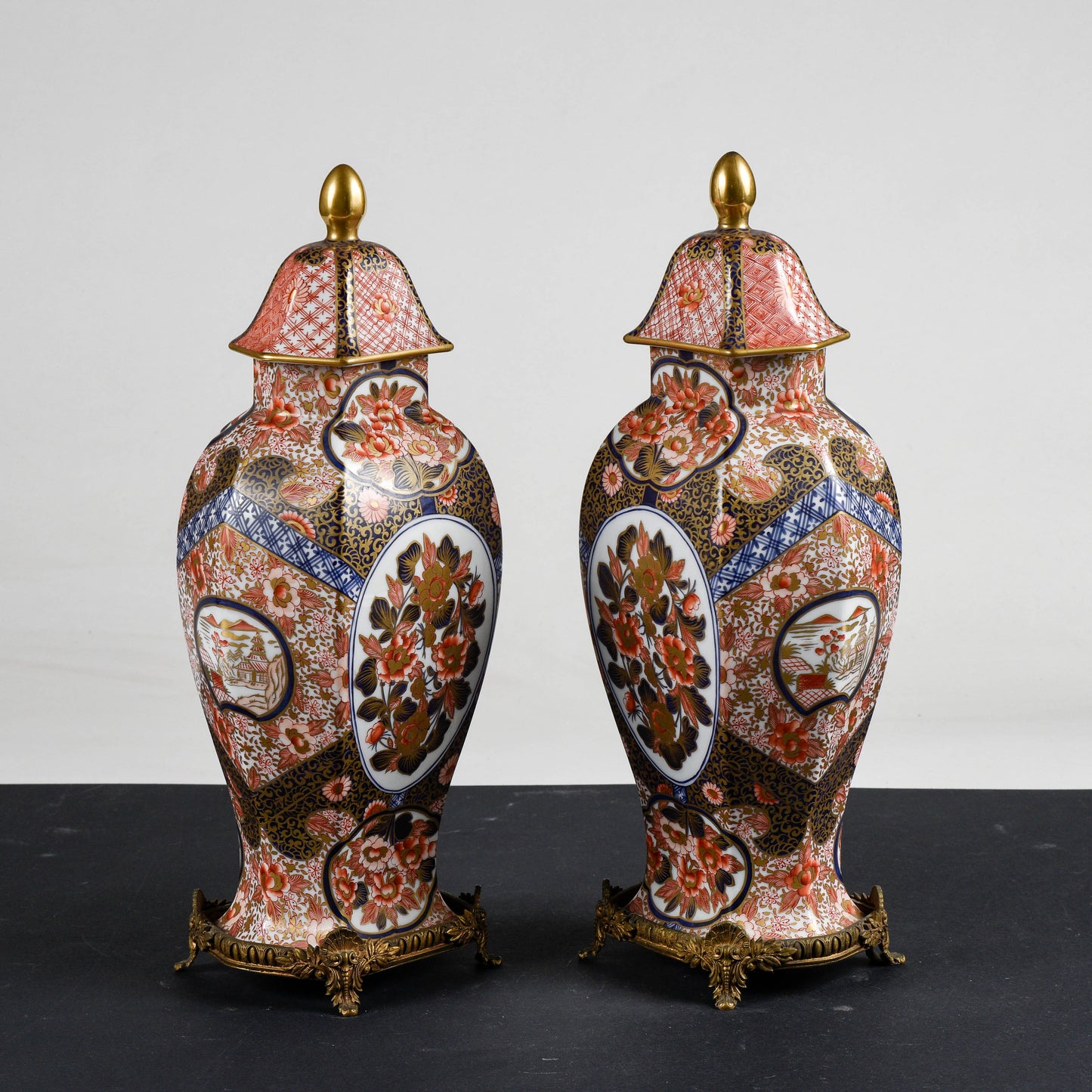 Coppia vasi potiche  ceramica cinese con base metallo 1990