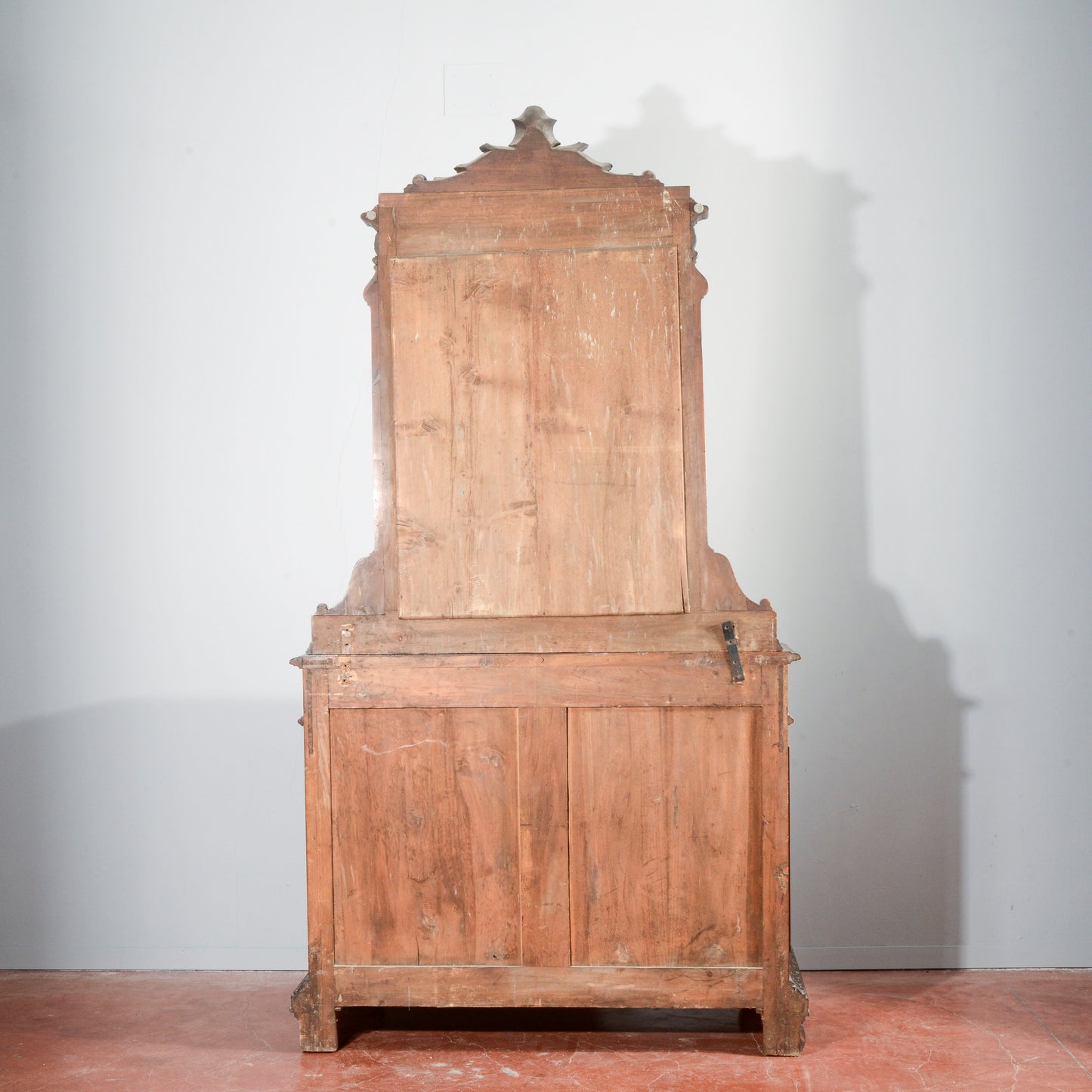 Credenza con specchiera in noce intagliata Italia epoca fine 1800