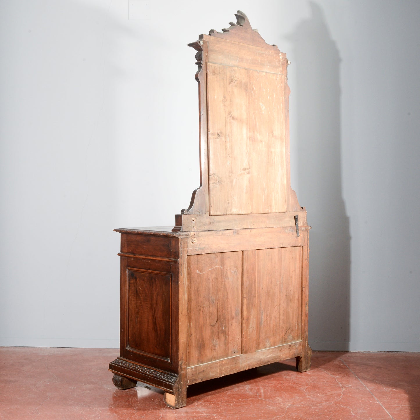 Credenza con specchiera in noce intagliata Italia epoca fine 1800