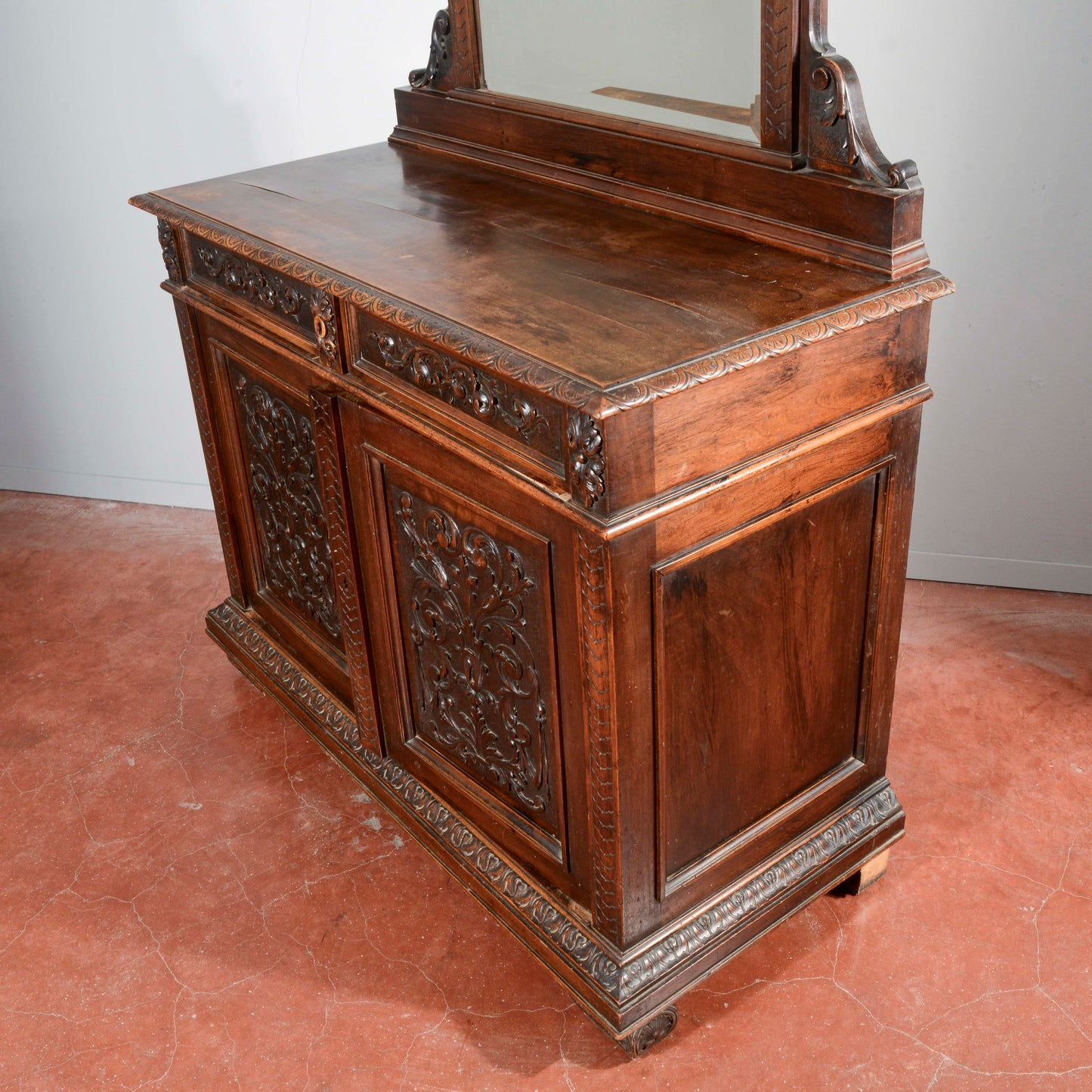 Credenza con specchiera in noce intagliata Italia epoca fine 1800