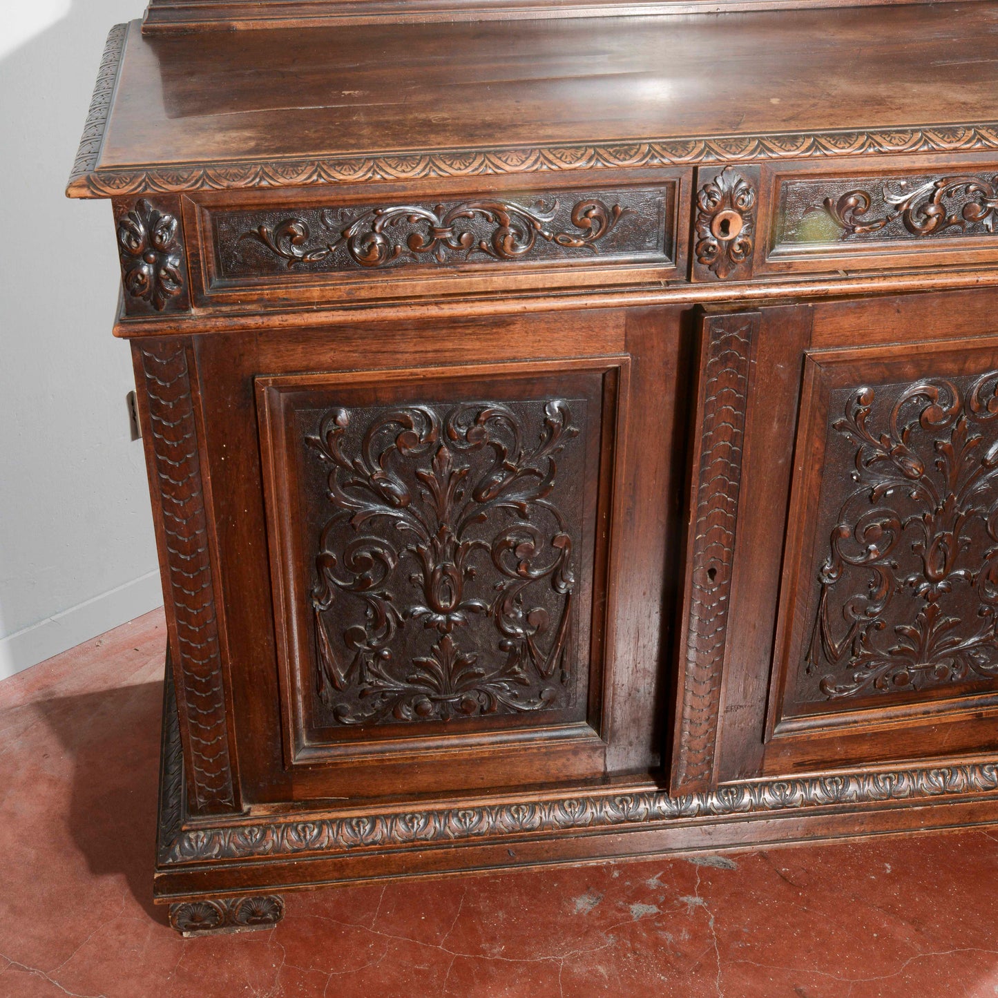 Credenza con specchiera in noce intagliata Italia epoca fine 1800