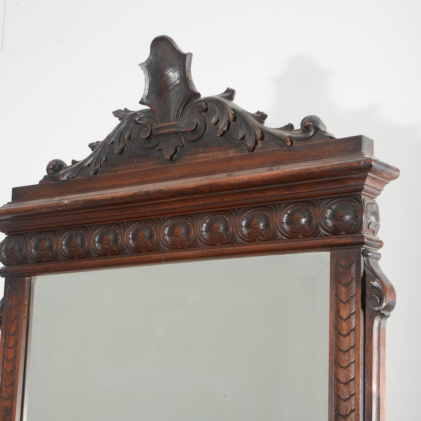 Credenza con specchiera in noce intagliata Italia epoca fine 1800