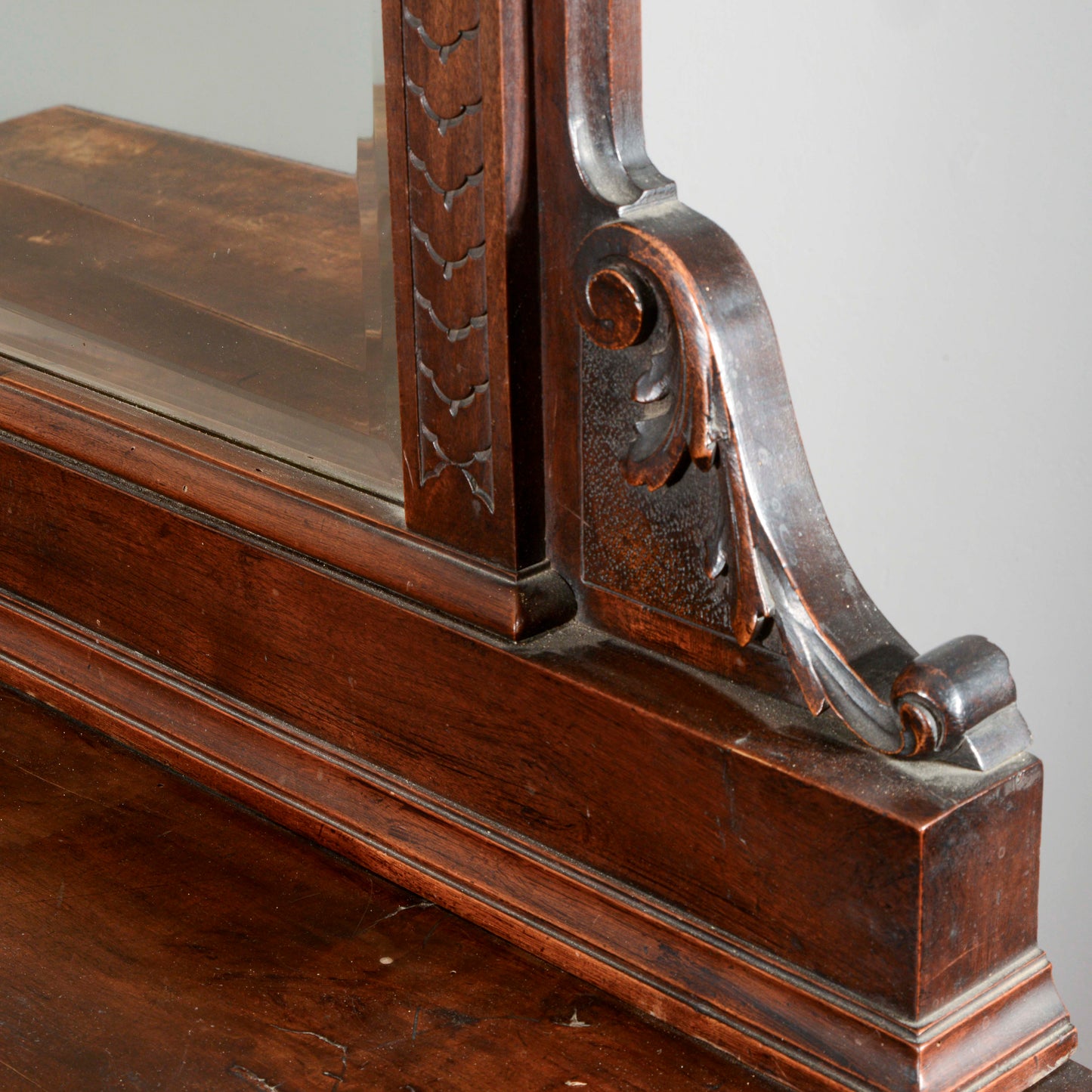 Credenza con specchiera in noce intagliata Italia epoca fine 1800