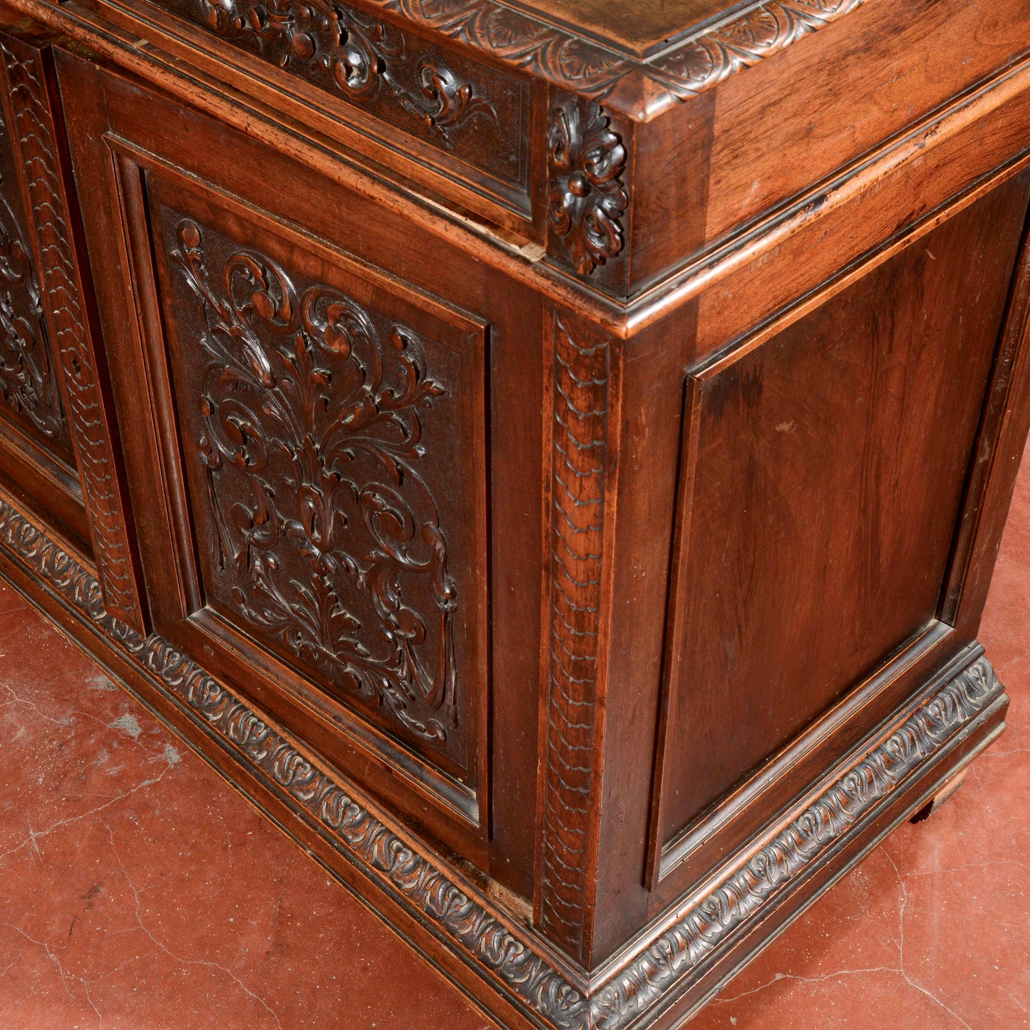 Credenza con specchiera in noce intagliata Italia epoca fine 1800