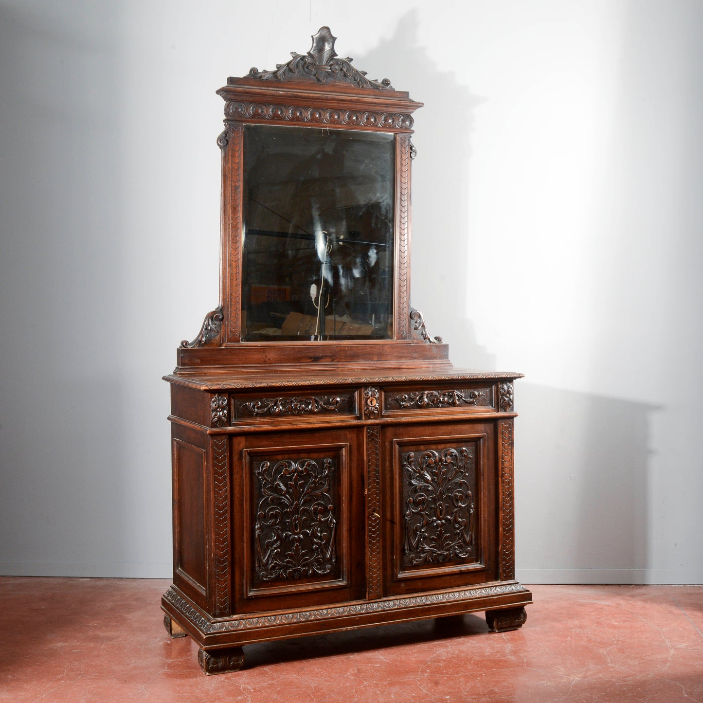 Credenza con specchiera in noce intagliata Italia epoca fine 1800
