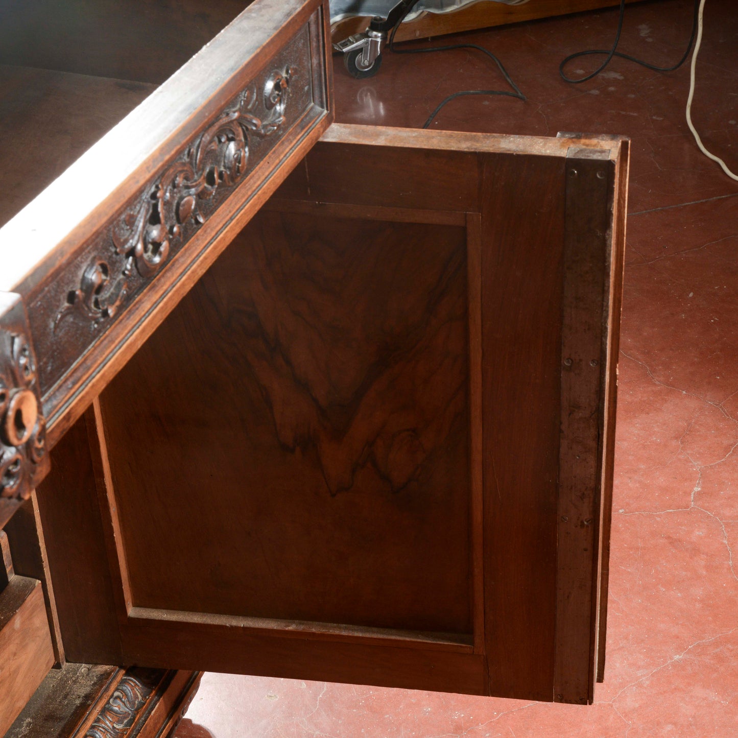 Credenza con specchiera in noce intagliata Italia epoca fine 1800