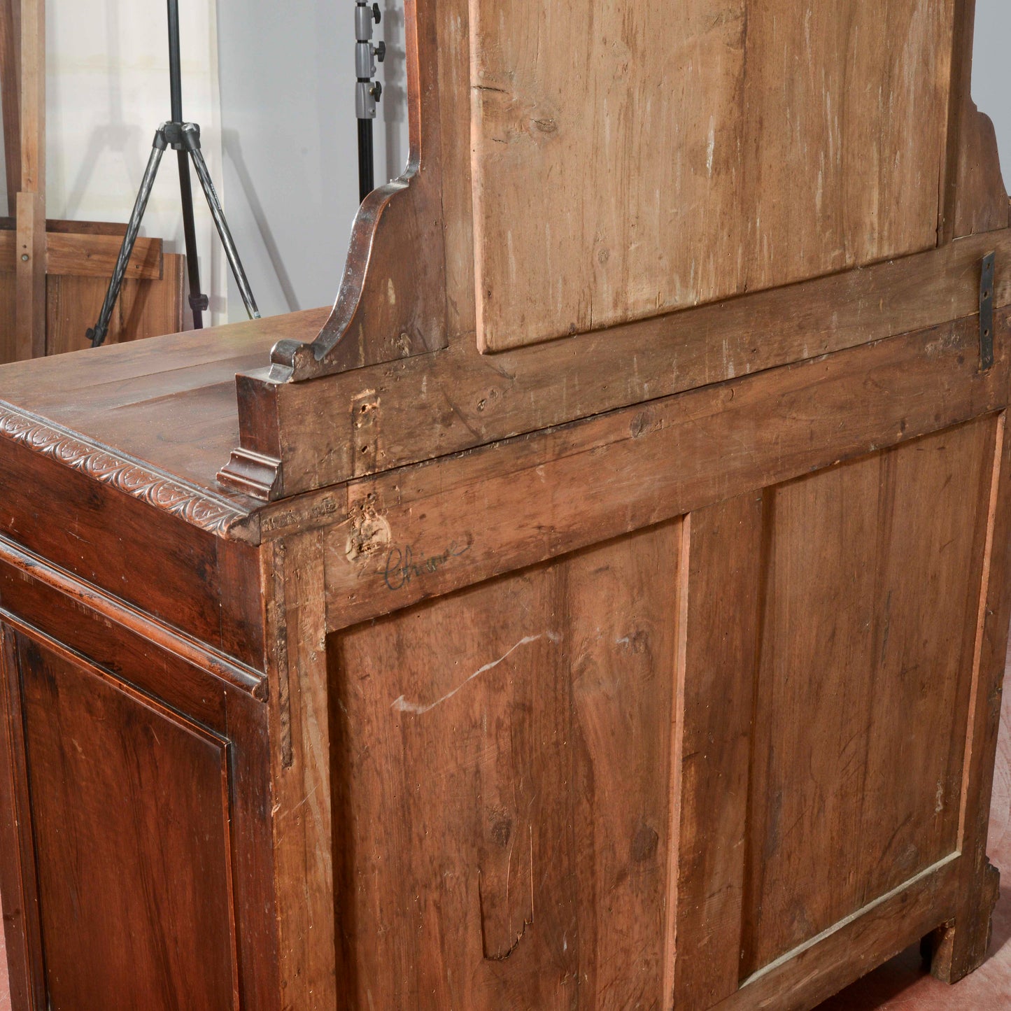 Credenza con specchiera in noce intagliata Italia epoca fine 1800