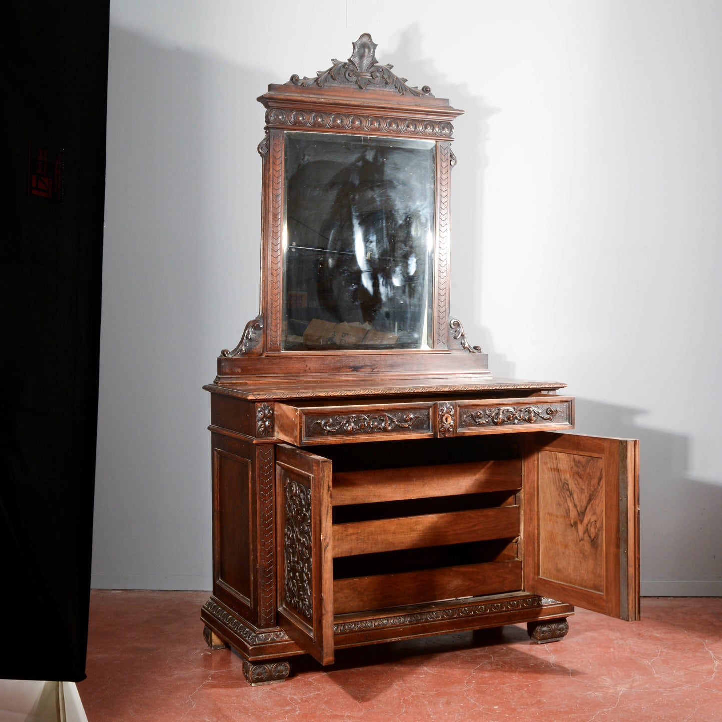 Credenza con specchiera in noce intagliata Italia epoca fine 1800