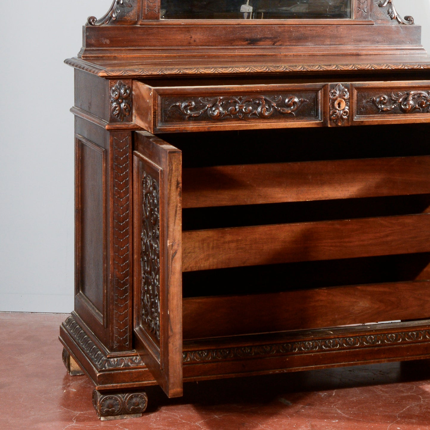 Credenza con specchiera in noce intagliata Italia epoca fine 1800