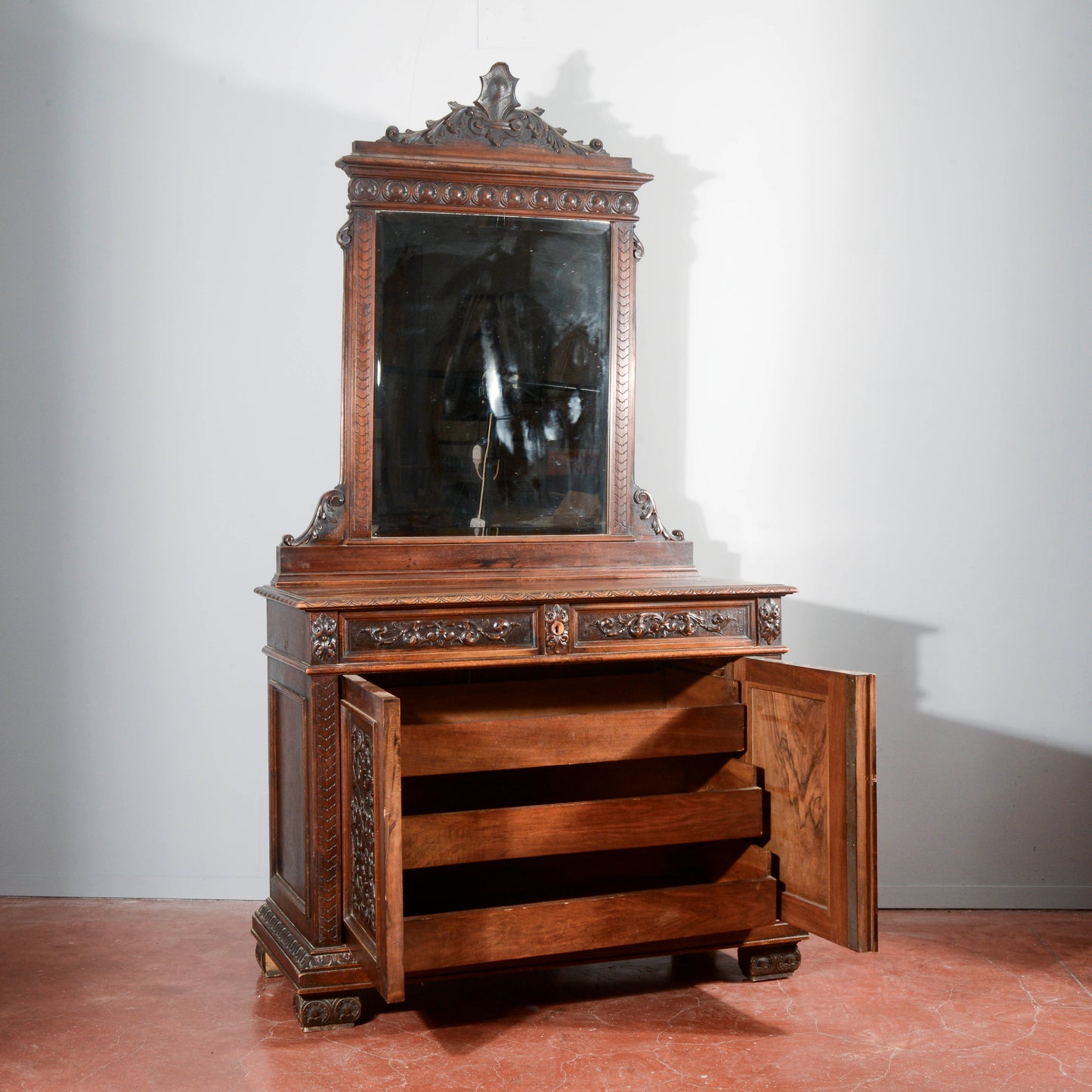 Credenza con specchiera in noce intagliata Italia epoca fine 1800
