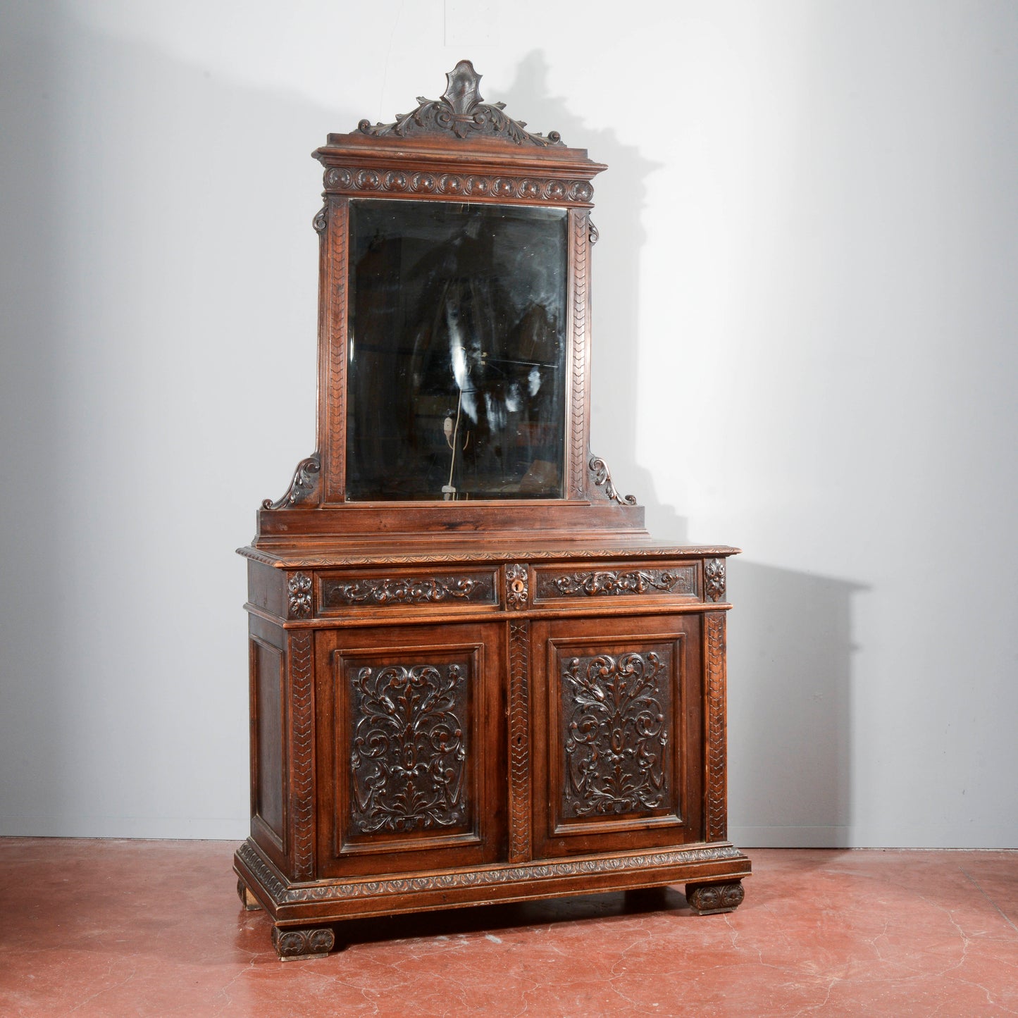 Credenza con specchiera in noce intagliata Italia epoca fine 1800