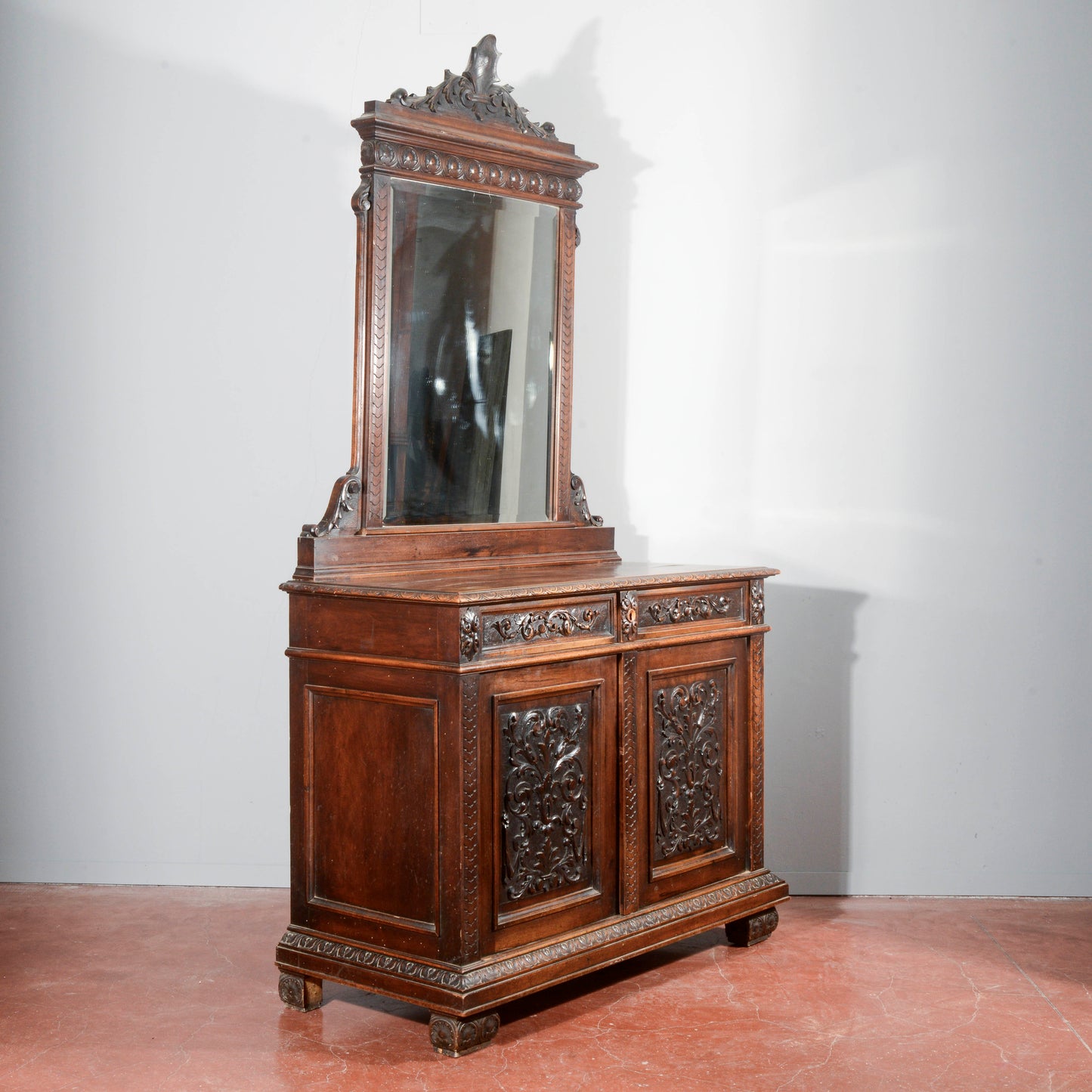Credenza con specchiera in noce intagliata Italia epoca fine 1800