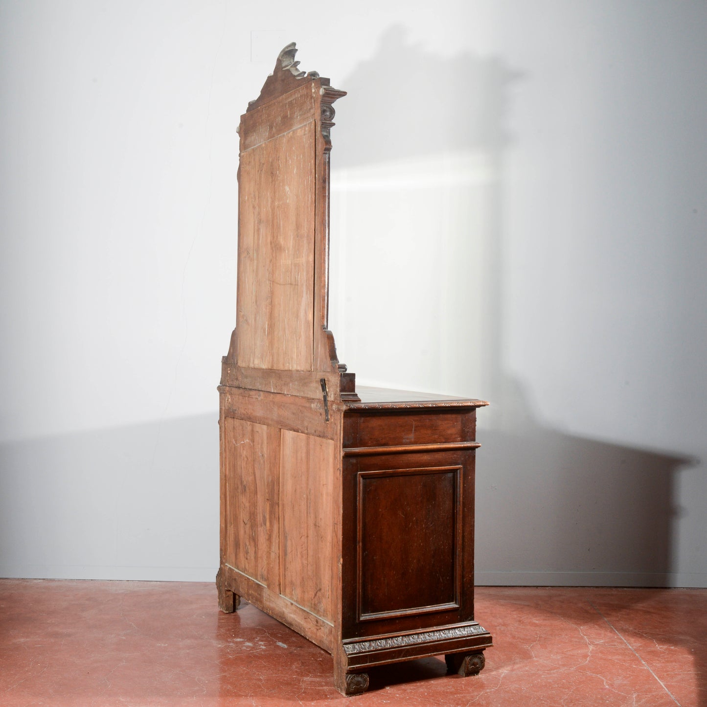 Credenza con specchiera in noce intagliata Italia epoca fine 1800