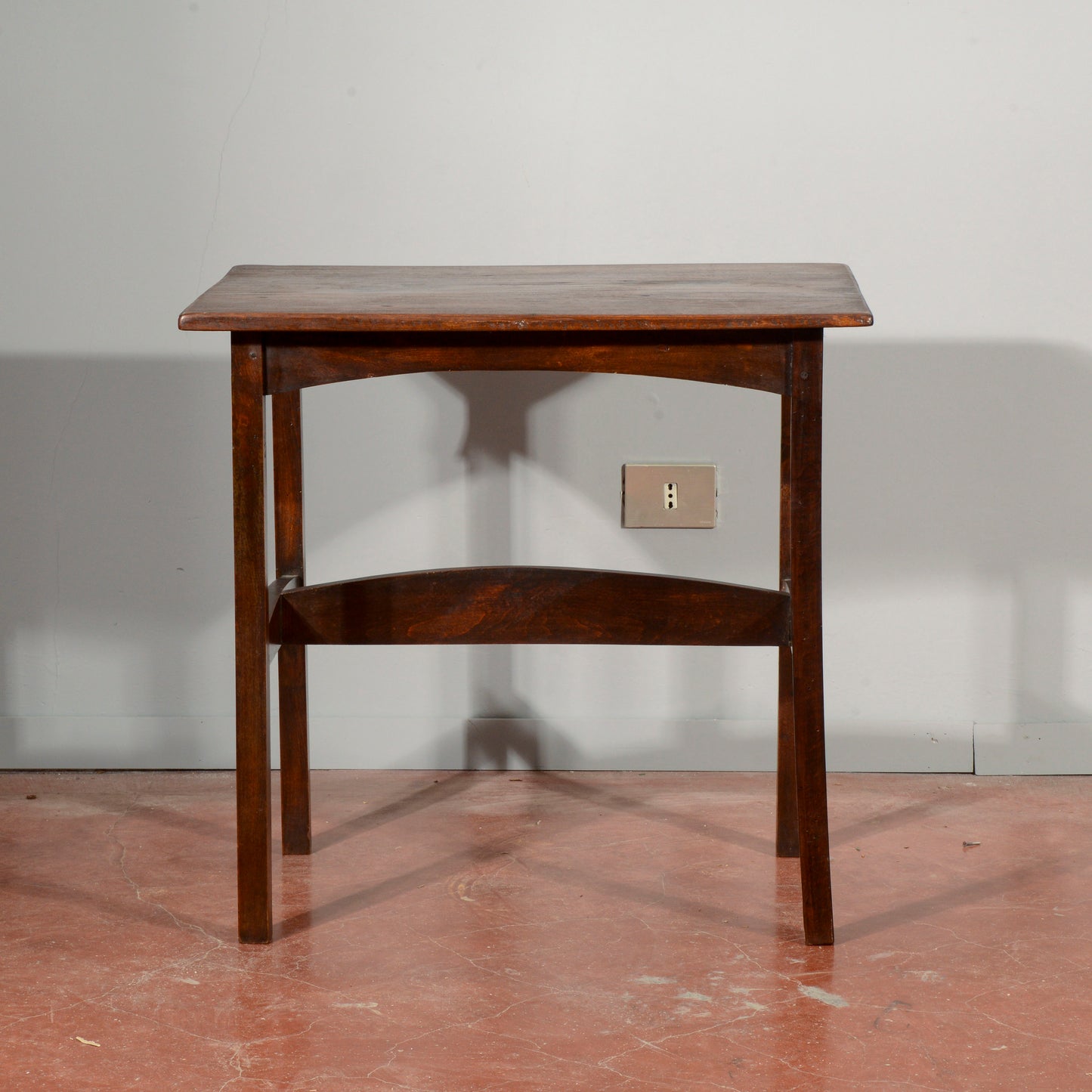 Tavolino basso in legno massello Italia 1940