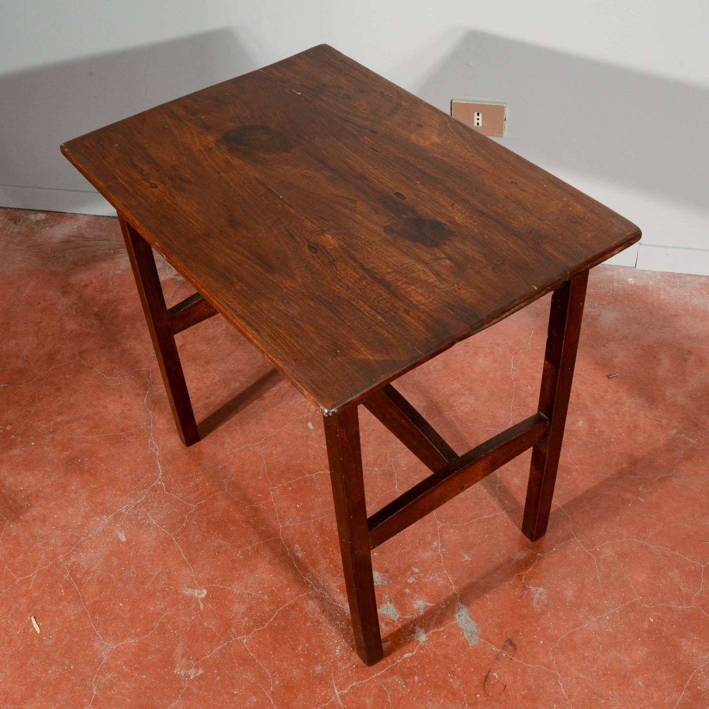 Tavolino basso in legno massello Italia 1940