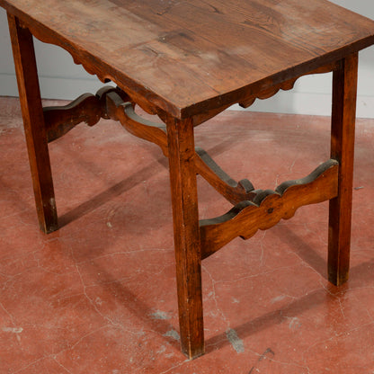 Tavolino basso legno massello  con crociera  intagliata Italia primo 1900