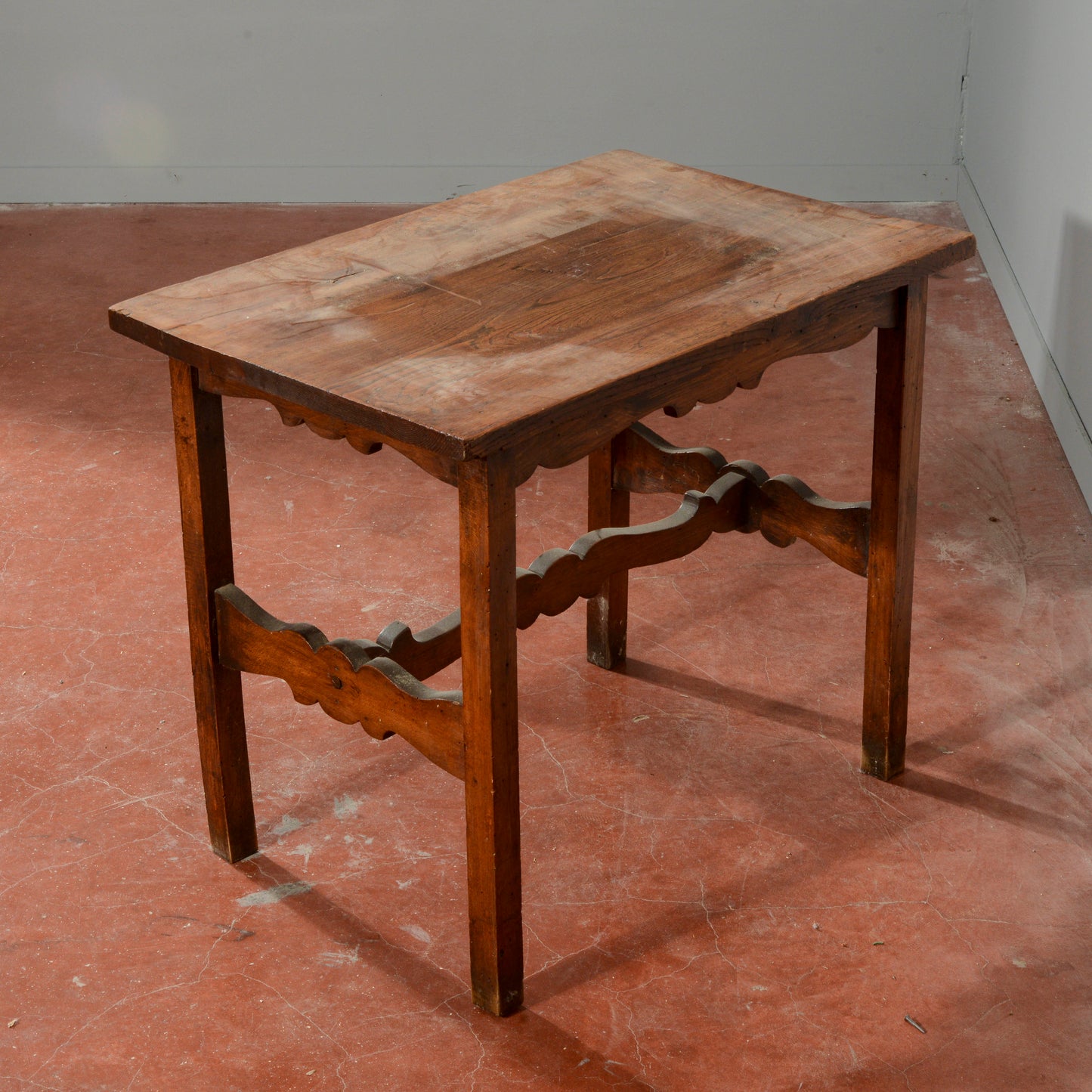 Tavolino basso legno massello  con crociera  intagliata Italia primo 1900
