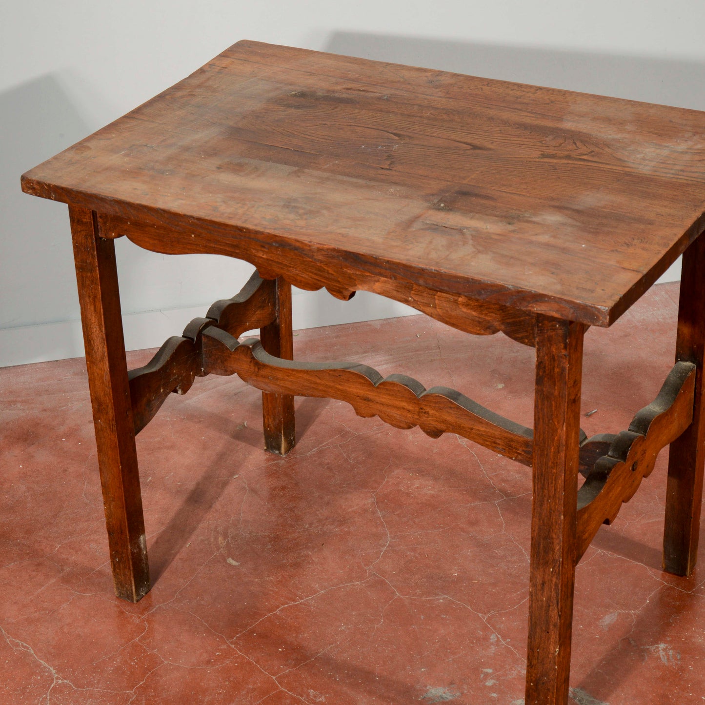 Tavolino basso legno massello  con crociera  intagliata Italia primo 1900