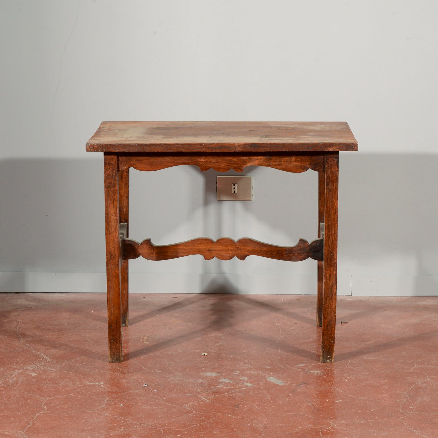 Tavolino basso legno massello  con crociera  intagliata Italia primo 1900