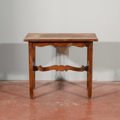 Tavolino basso legno massello  con crociera  intagliata Italia primo 1900