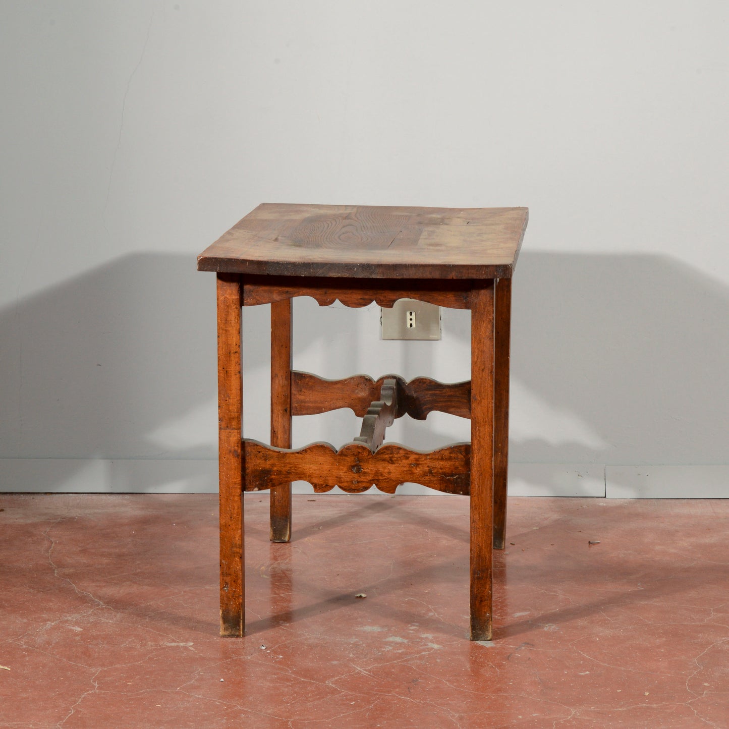 Tavolino basso legno massello  con crociera  intagliata Italia primo 1900