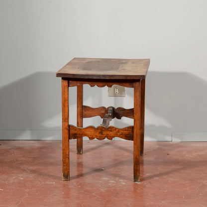 Tavolino basso legno massello  con crociera  intagliata Italia primo 1900