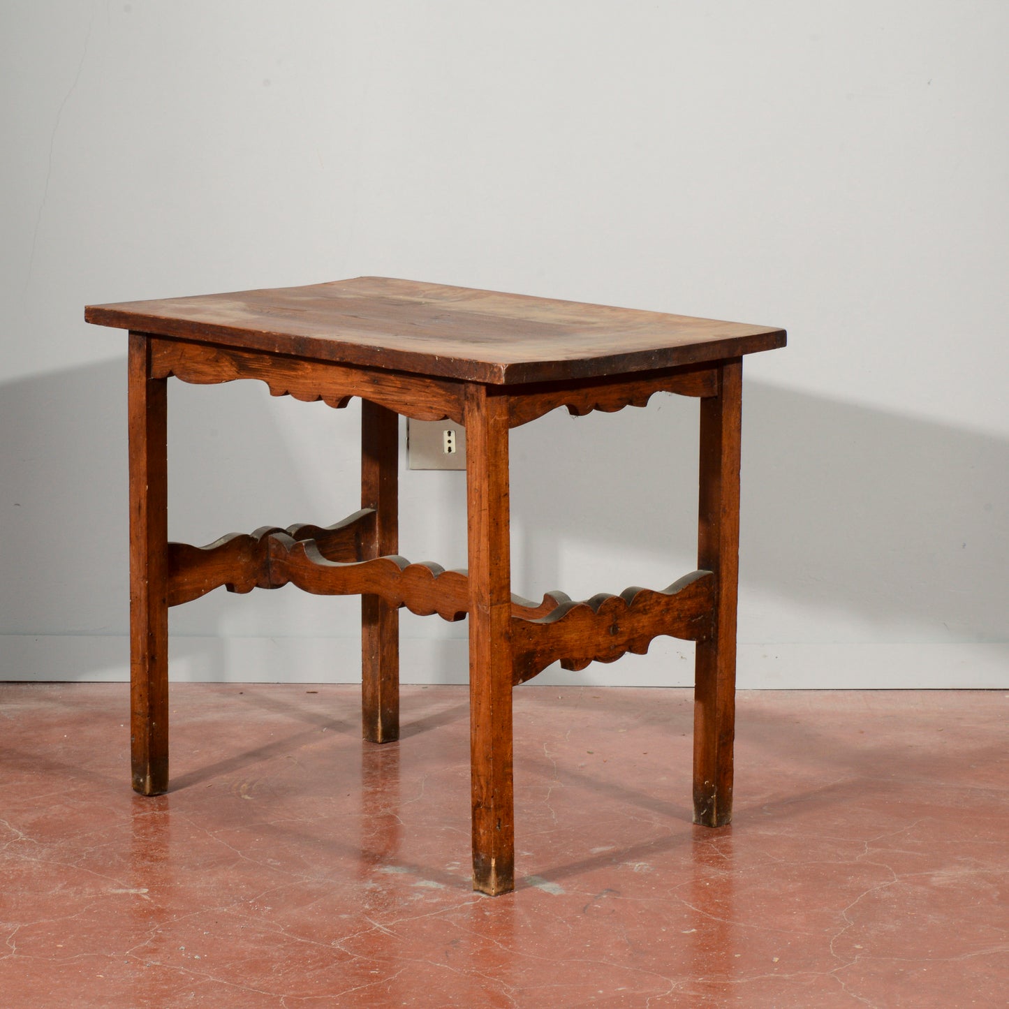 Tavolino basso legno massello  con crociera  intagliata Italia primo 1900