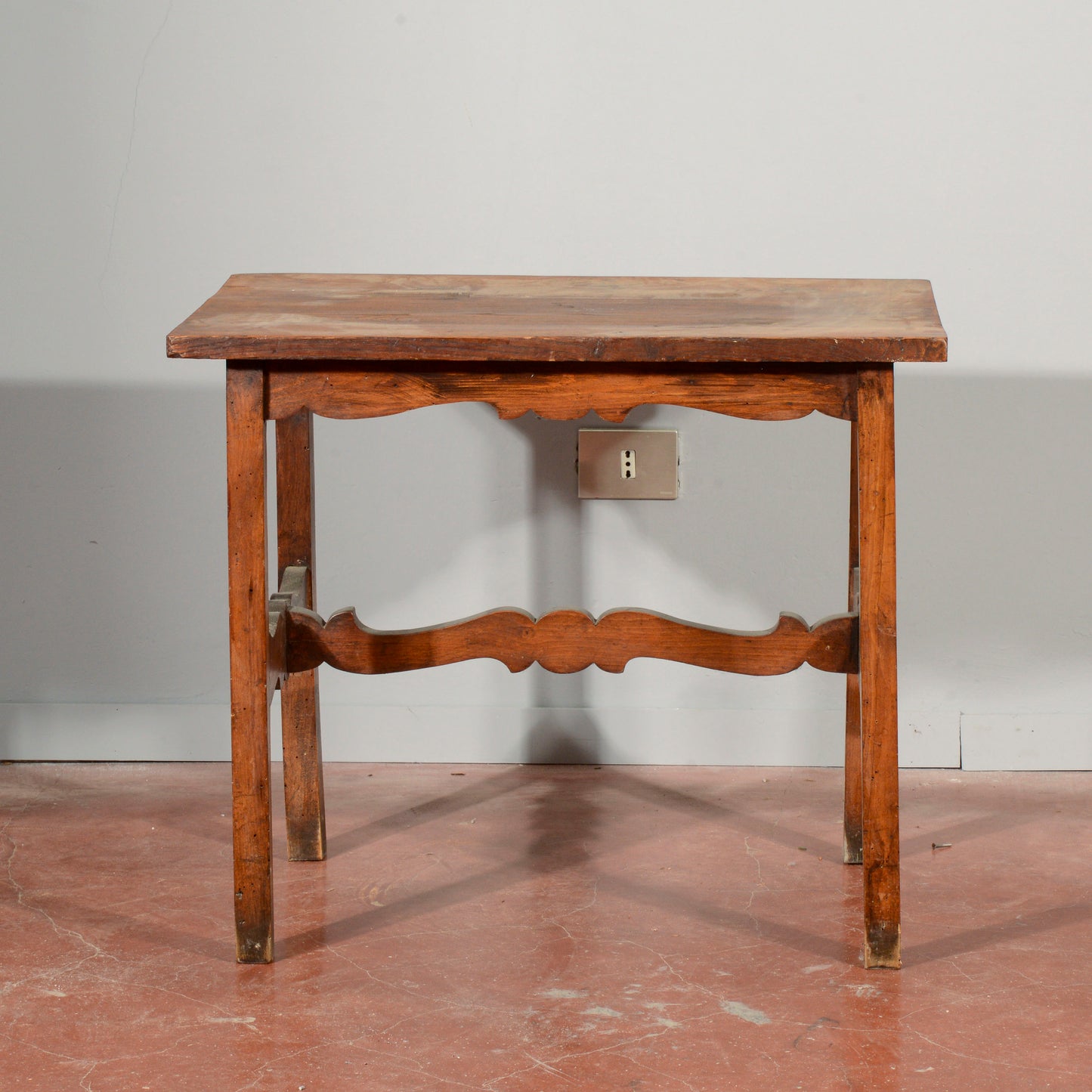 Tavolino basso legno massello  con crociera  intagliata Italia primo 1900