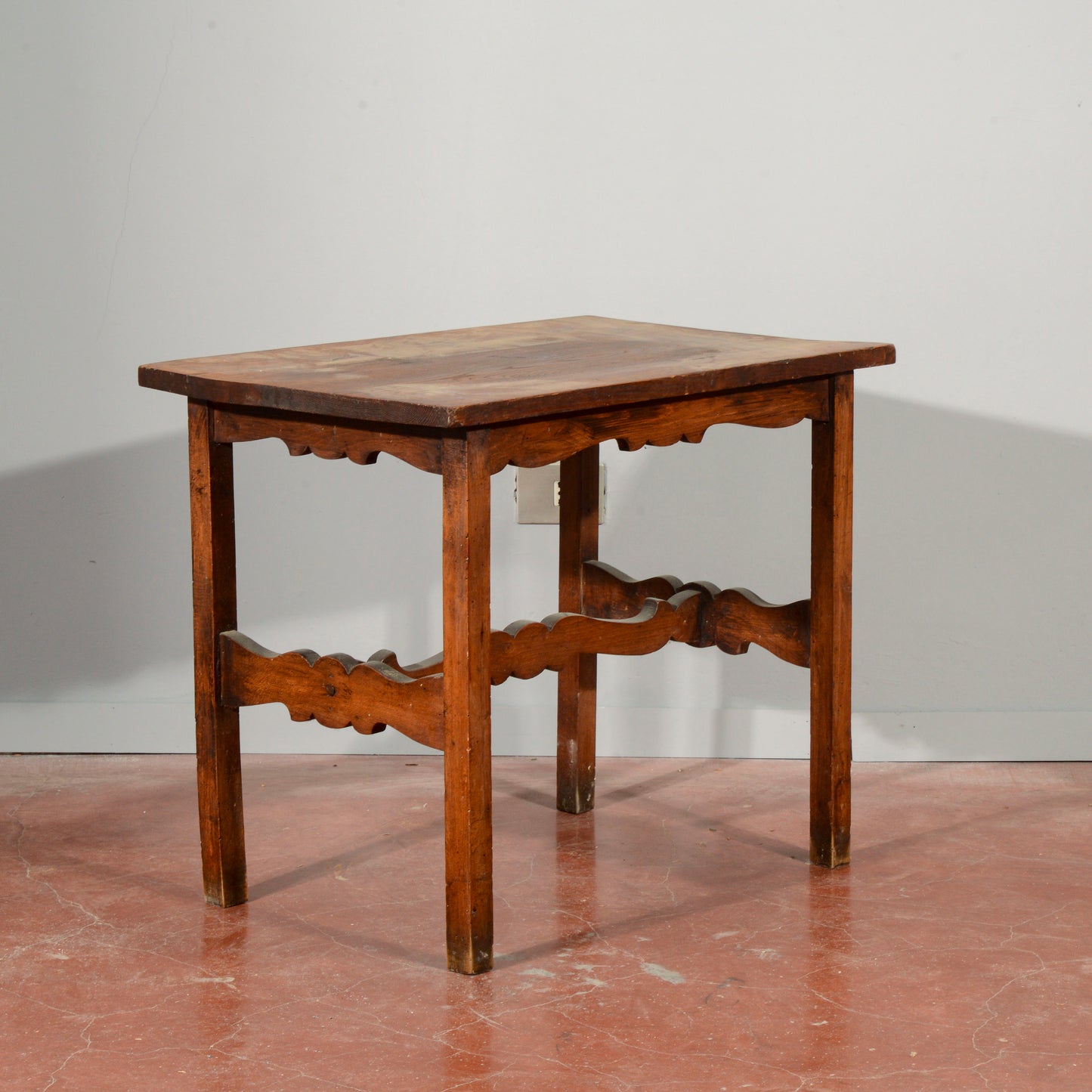 Tavolino basso legno massello  con crociera  intagliata Italia primo 1900