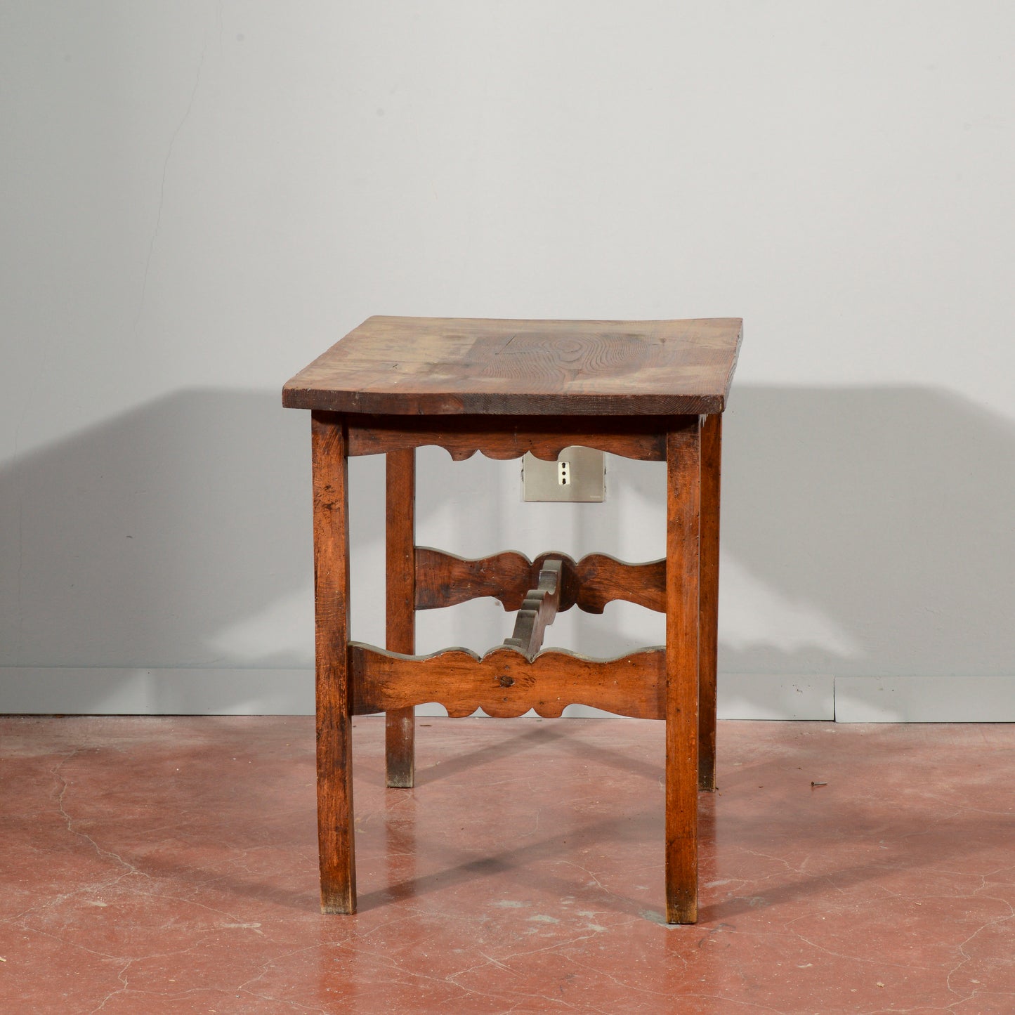 Tavolino basso legno massello  con crociera  intagliata Italia primo 1900