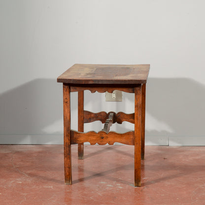 Tavolino basso legno massello  con crociera  intagliata Italia primo 1900