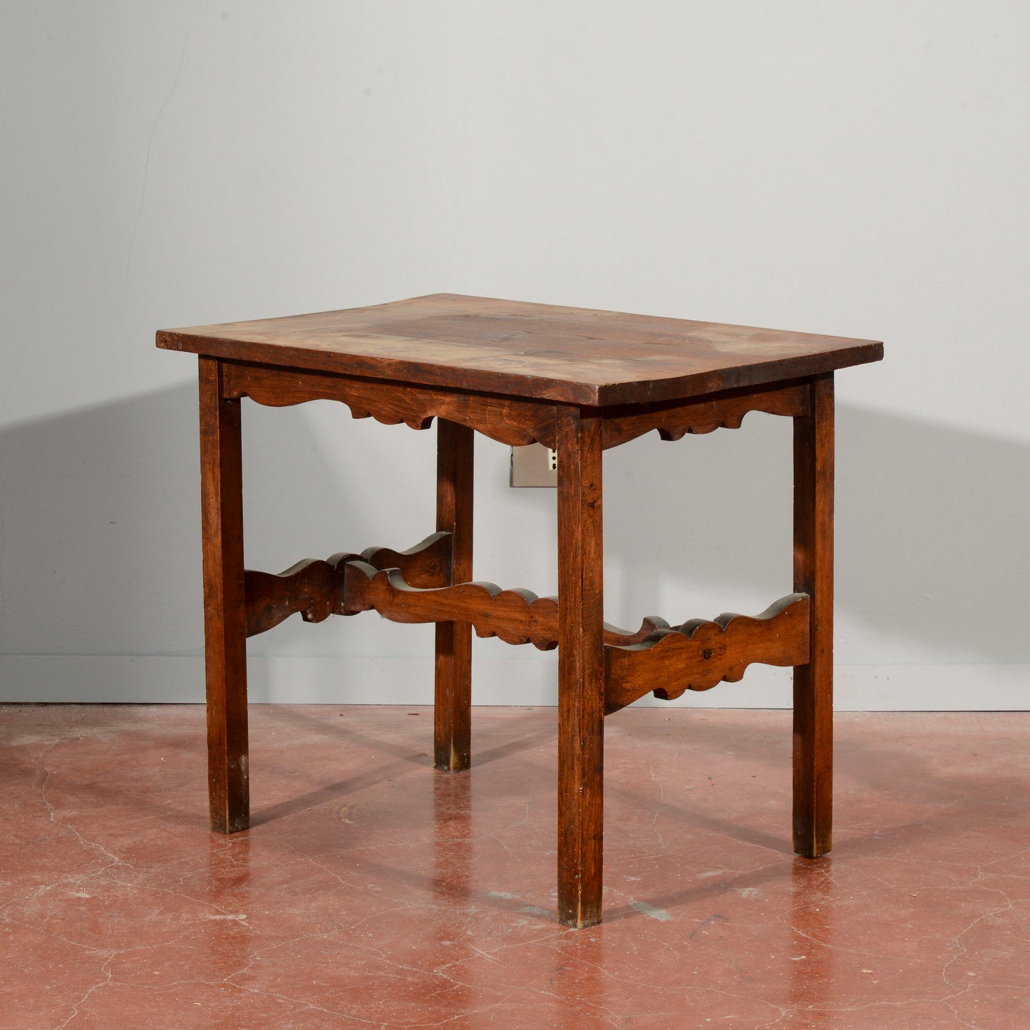 Tavolino basso legno massello  con crociera  intagliata Italia primo 1900