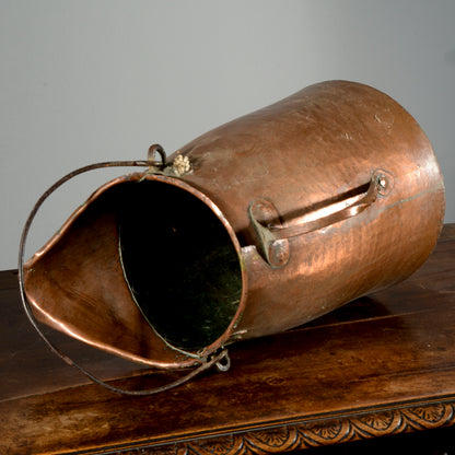 Vaso recipiente porta carbone legna camino in rame Italia XX secolo