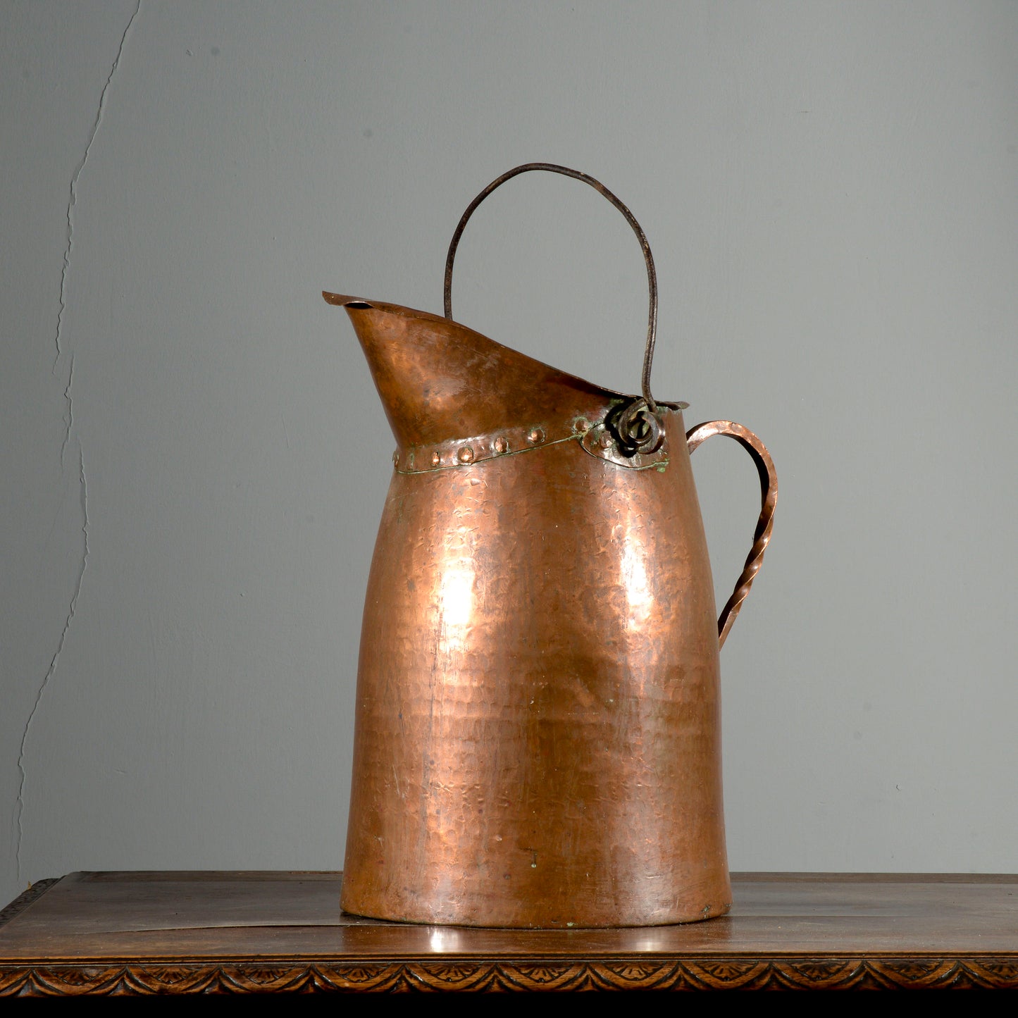 Vaso recipiente porta carbone legna camino in rame Italia XX secolo