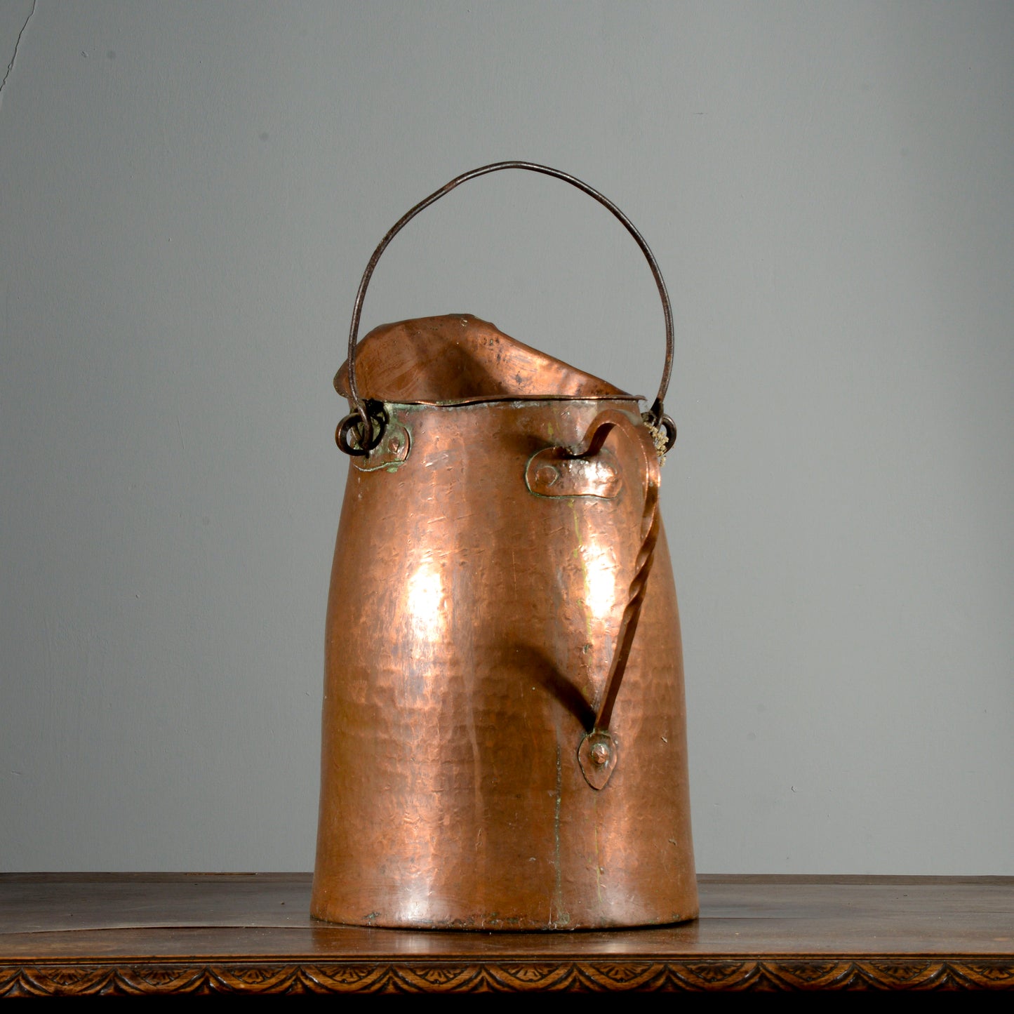 Vaso recipiente porta carbone legna camino in rame Italia XX secolo