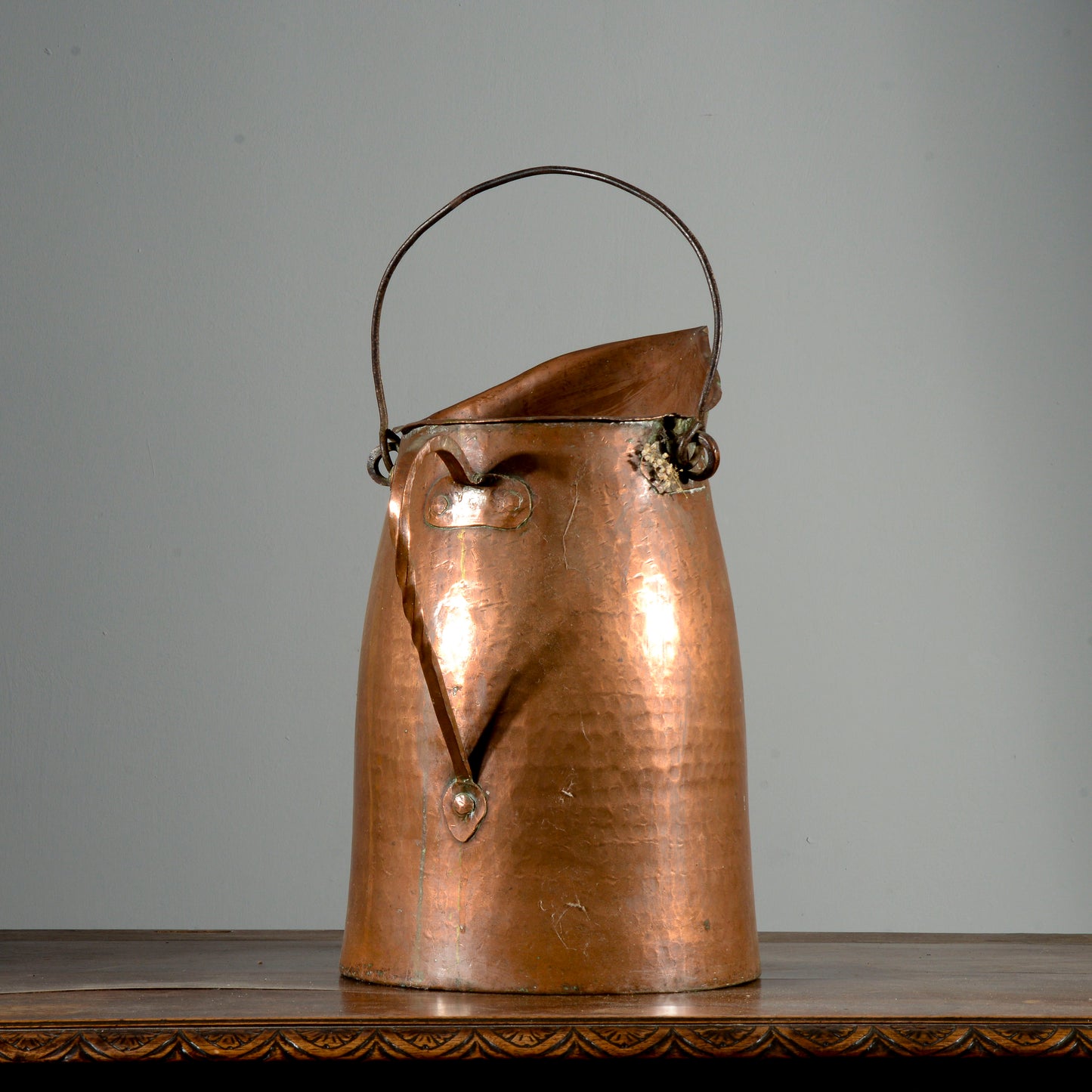 Vaso recipiente porta carbone legna camino in rame Italia XX secolo