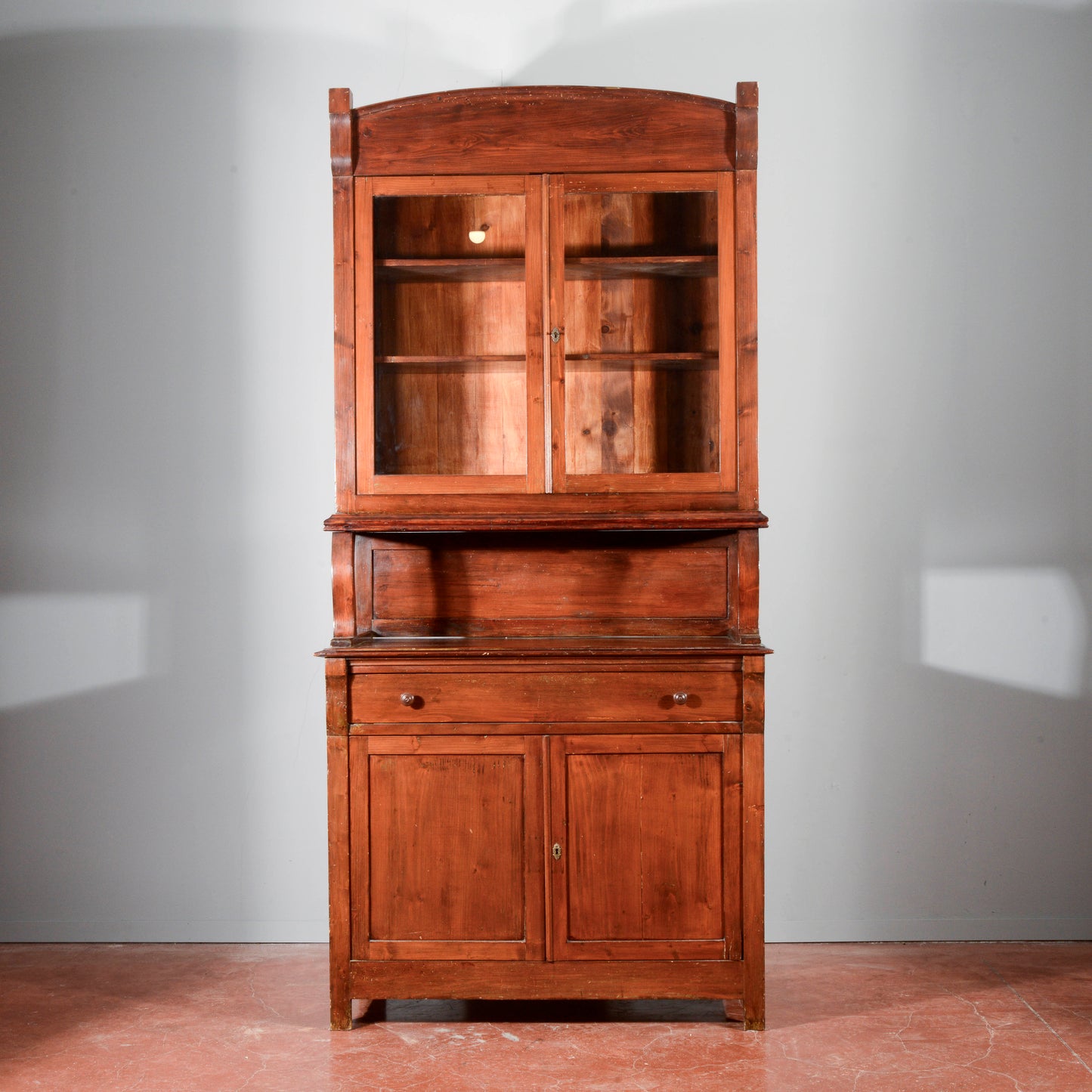 Credenza vetrina doppio corpo Liberty in abete Italia 1920