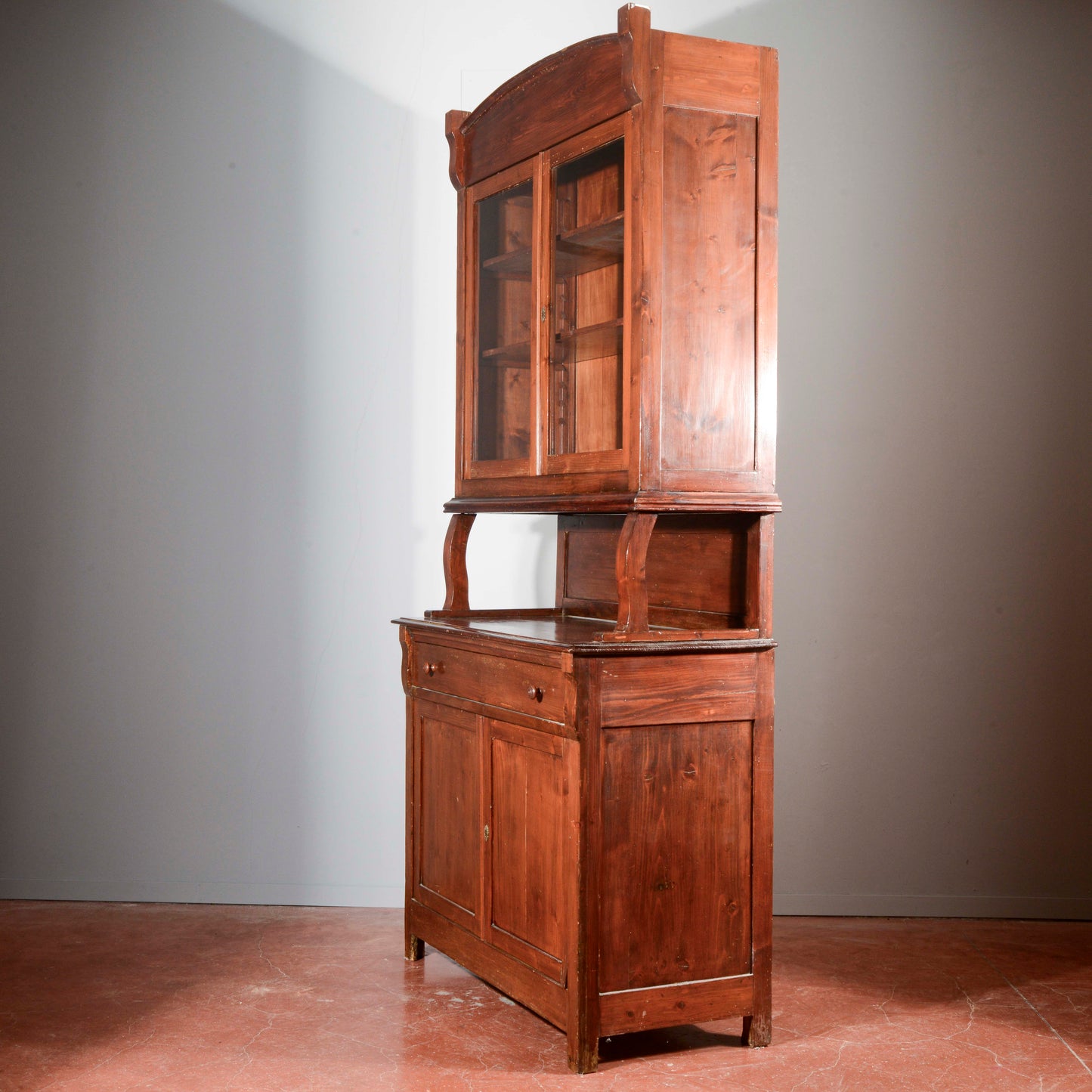 Credenza vetrina doppio corpo Liberty in abete Italia 1920