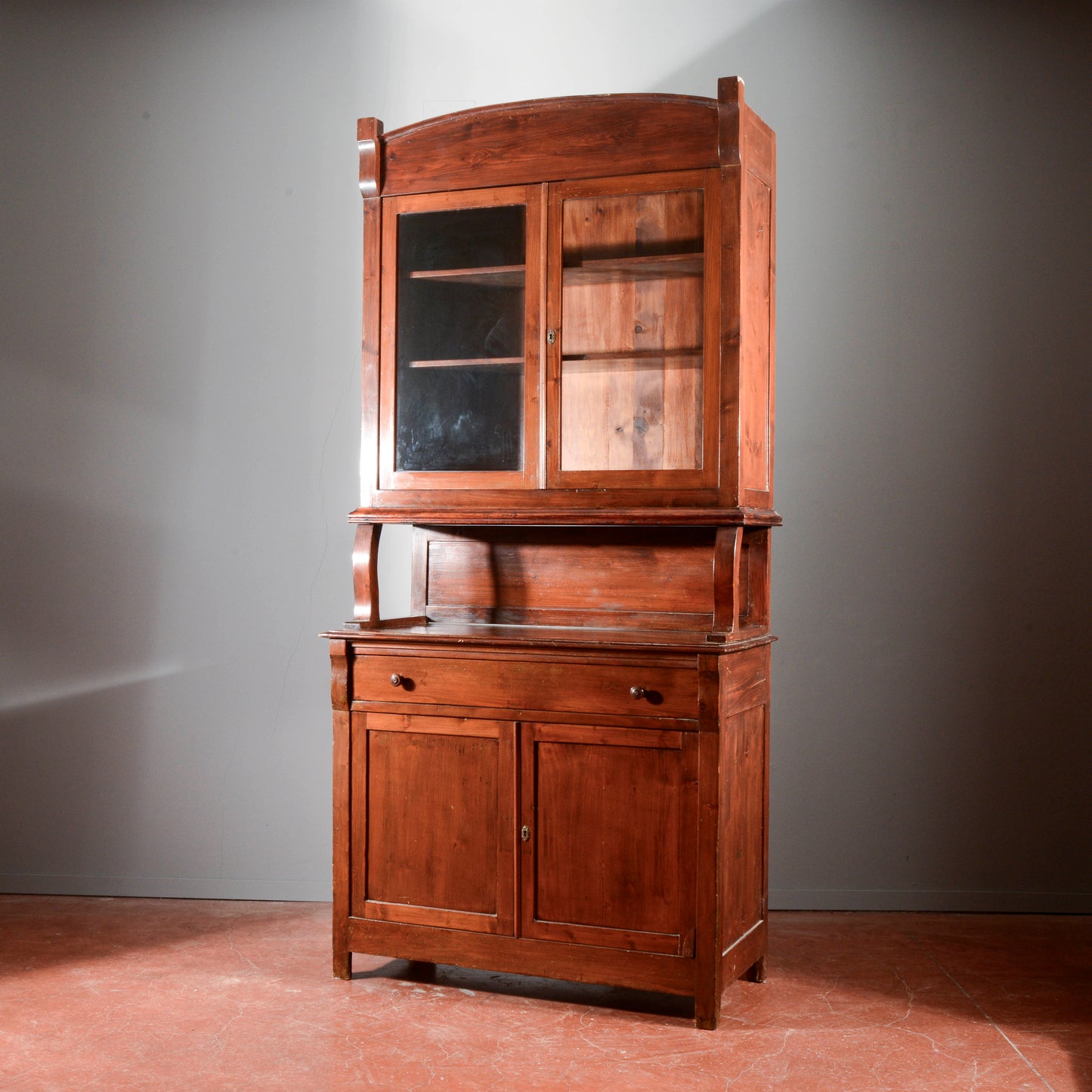 Credenza vetrina doppio corpo Liberty in abete Italia 1920