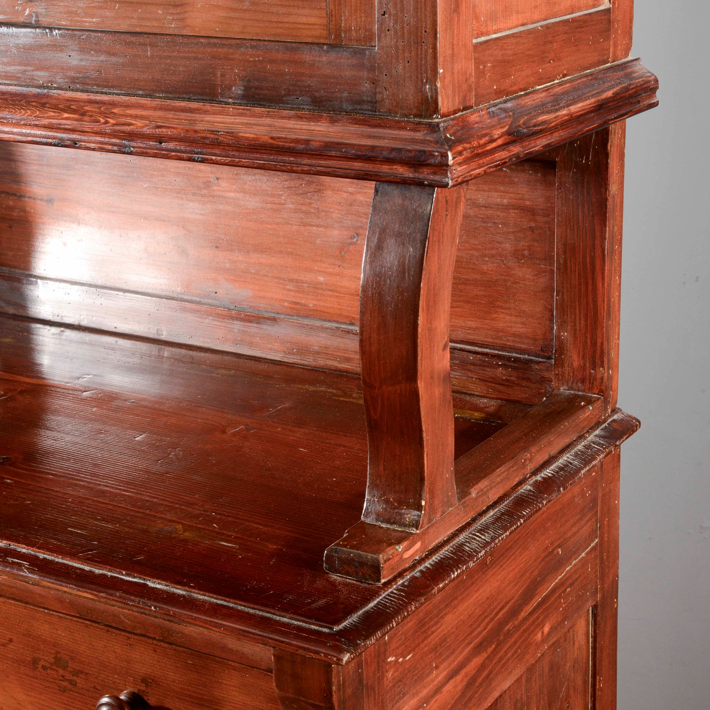 Credenza vetrina doppio corpo Liberty in abete Italia 1920