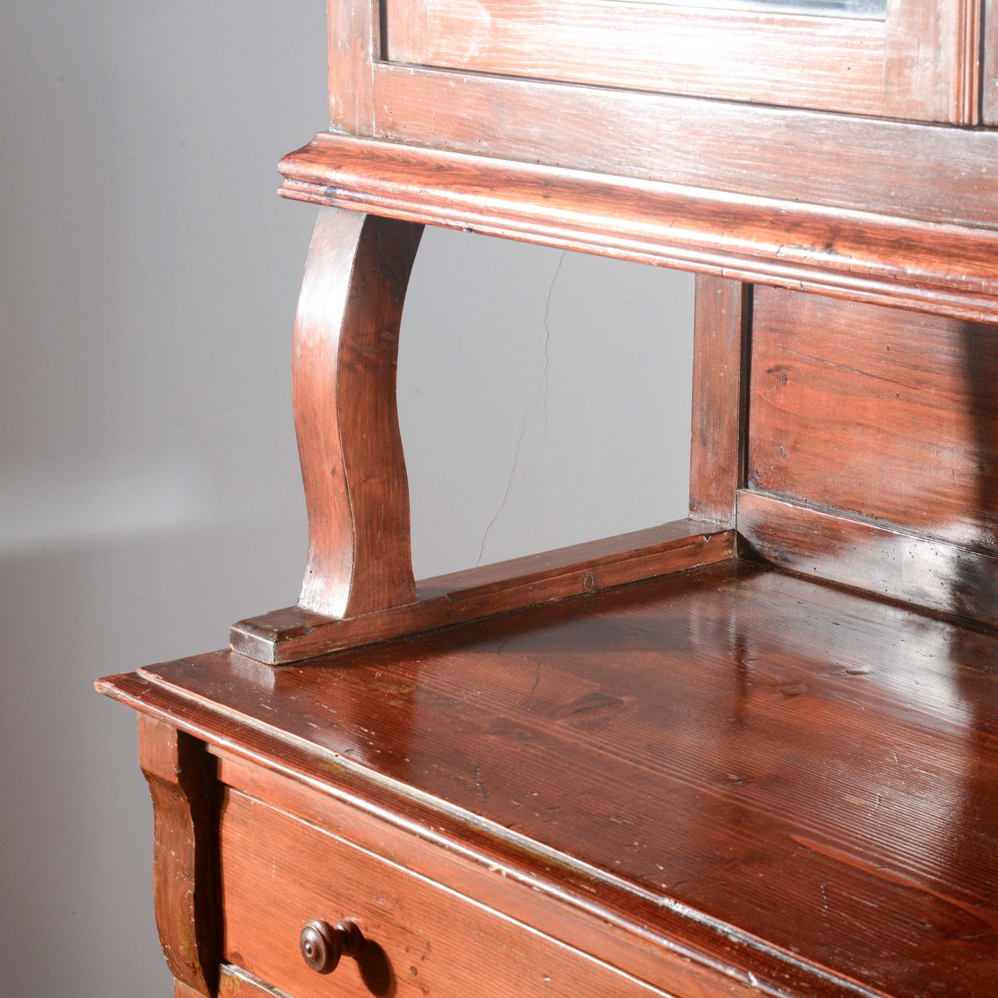 Credenza vetrina doppio corpo Liberty in abete Italia 1920