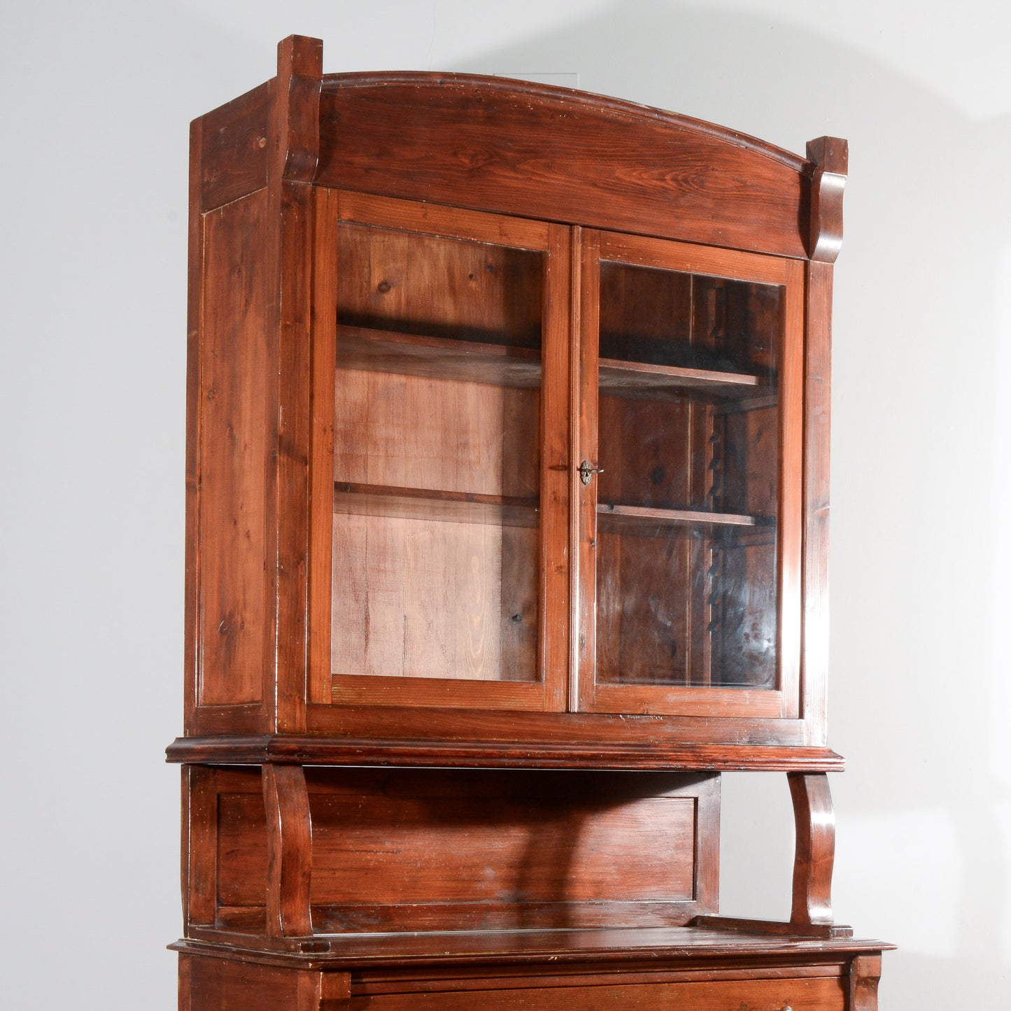 Credenza vetrina doppio corpo Liberty in abete Italia 1920