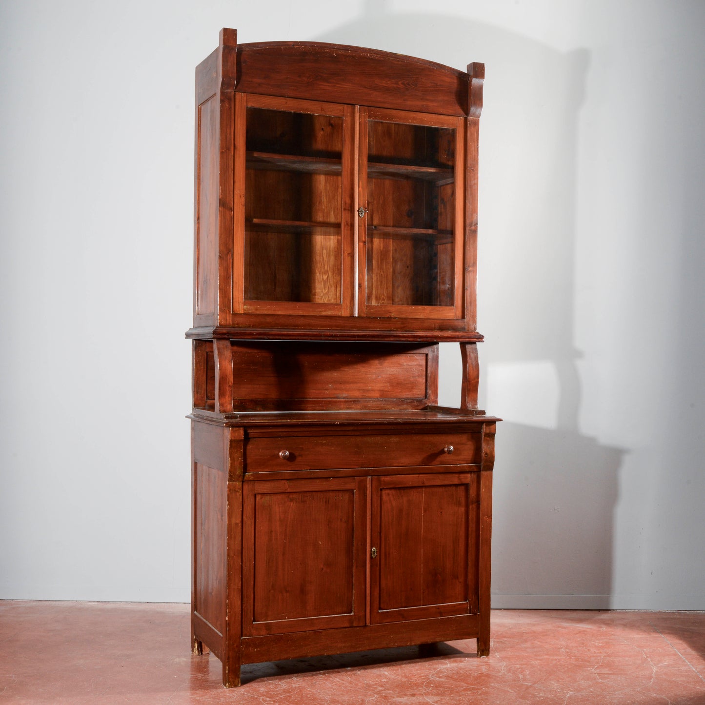 Credenza vetrina doppio corpo Liberty in abete Italia 1920