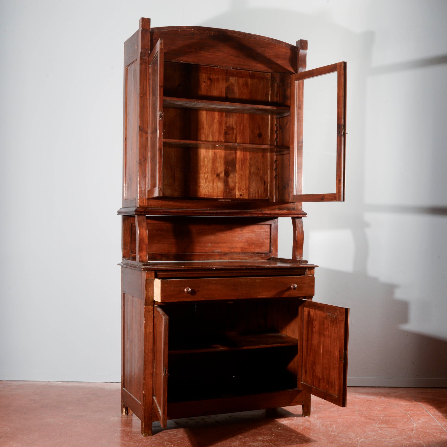 Credenza vetrina doppio corpo Liberty in abete Italia 1920
